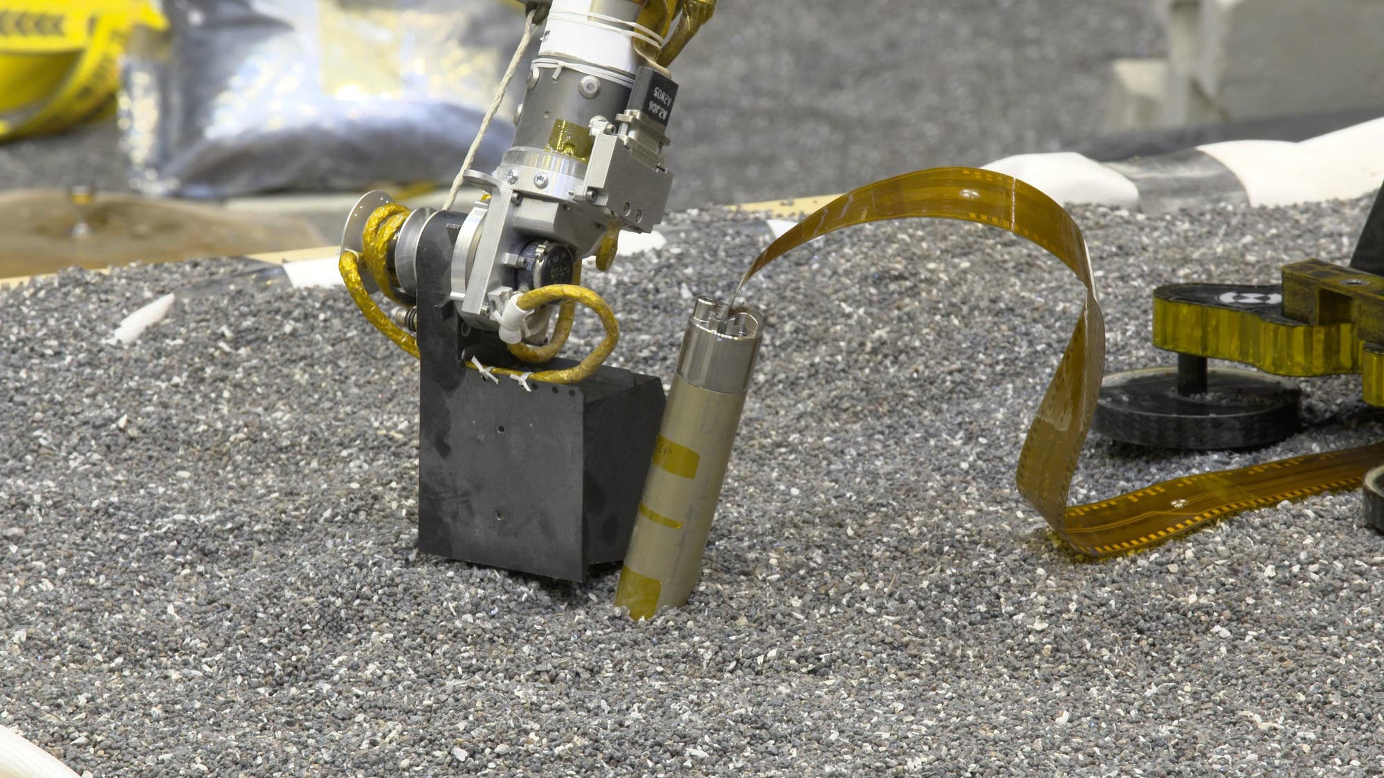 Bodentest des Roboterarms von InSight