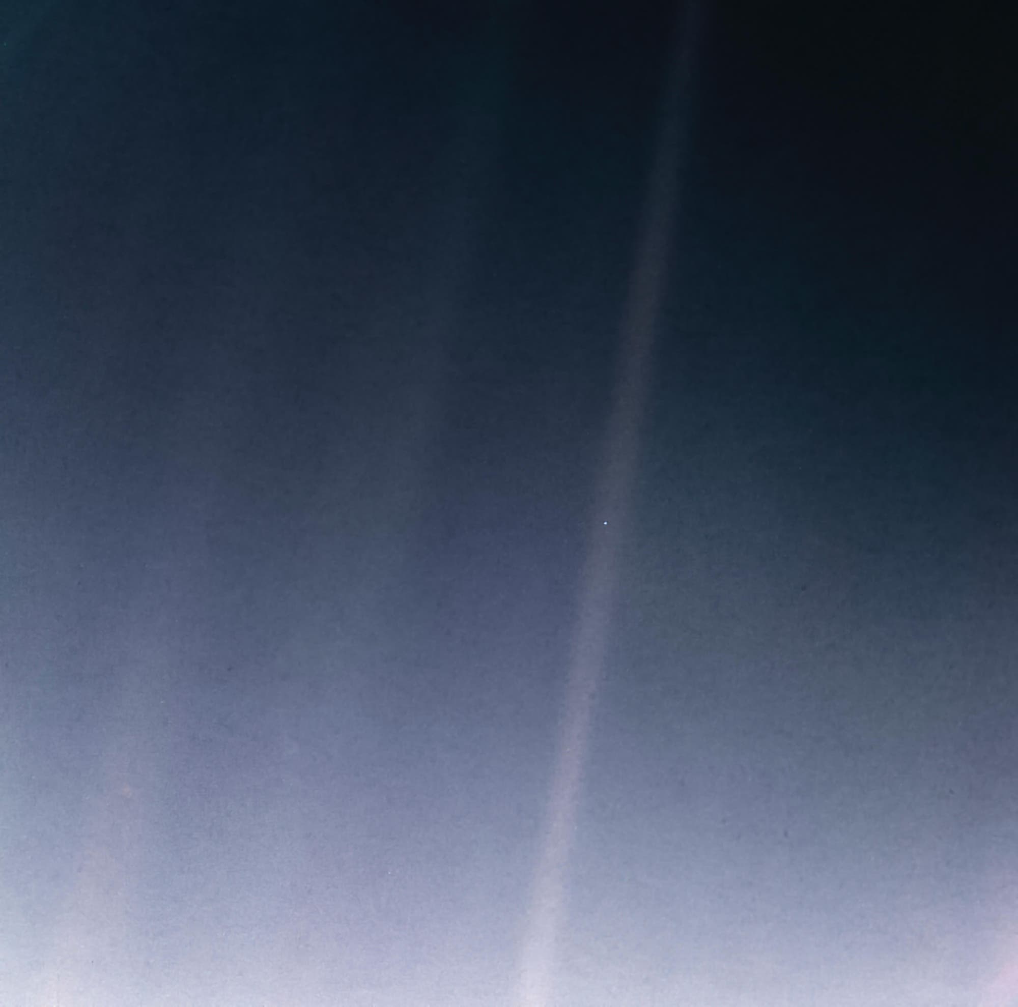 Unsere Erde aus Sicht von Voyager 1 als Pale Blue Dot