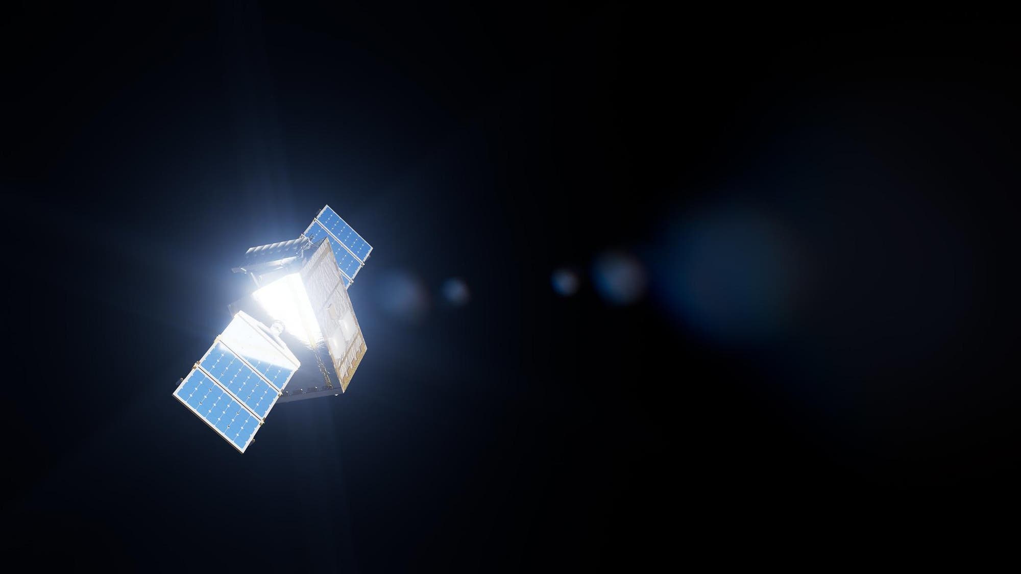 Un satélite con paneles solares azules se cierne en el espacio sobre un fondo oscuro. El sol se refleja brillantemente en la superficie del satélite.