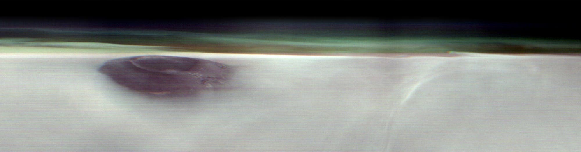 Aufnahme im Panorama-Format: ein dunkler Fleck ist die Gipfelregion des rund 20 Kilometer hohen Marsvulkans Arsia Mons, der sich in der Region Tharsis nahe dem Äquator des Roten Planeten befindet. Er überragt die ihn umgebenden dünnen Wolken aus Eiskristallen, die sich als diffuse hellere Partie im Rest des Bildes darstellen. Aufnahme im Panorama-Format: ein dunkler Fleck ist die Gipfelregion des rund 20 Kilometer hohen Marsvulkans Arsia Mons, der sich in der Region Tharsis nahe dem Äquator des Roten Planeten befindet. Er überragt die ihn umgebenden dünnen Wolken aus Eiskristallen, die sich als diffuse hellere Partie im Rest des Bildes darstellen.