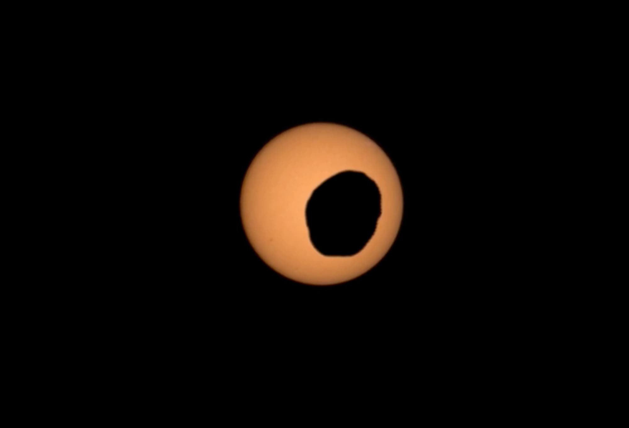 Eine astronomische Aufnahme zeigt eine partielle Sonnenfinsternis, bei der ein dunkler Himmelskörper einen Teil der orangefarbenen Sonnenscheibe verdeckt. Der Hintergrund ist schwarz, was den Kontrast zur leuchtenden Sonne verstärkt. Dieses Bild veranschaulicht das Phänomen der Sonnenfinsternis und die Bewegung von Himmelskörpern im Weltraum. Schlüsselwörter: Sonnenfinsternis, Astronomie, Himmelskörper. Eine astronomische Aufnahme zeigt eine partielle Sonnenfinsternis, bei der ein dunkler Himmelskörper einen Teil der orangefarbenen Sonnenscheibe verdeckt. Der Hintergrund ist schwarz, was den Kontrast zur leuchtenden Sonne verstärkt. Dieses Bild veranschaulicht das Phänomen der Sonnenfinsternis und die Bewegung von Himmelskörpern im Weltraum. Schlüsselwörter: Sonnenfinsternis, Astronomie, Himmelskörper.