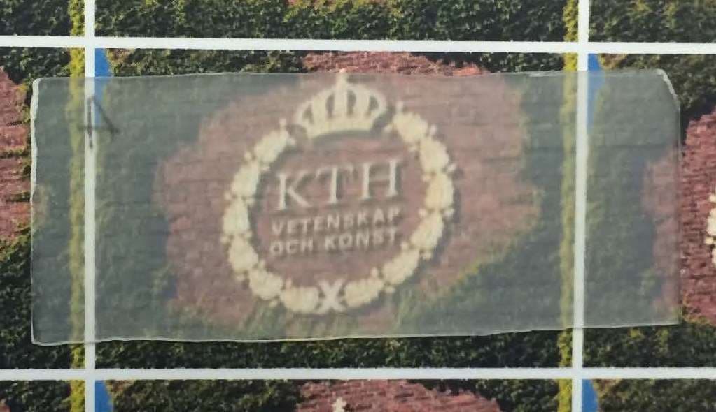 Eine Probe des durchsichtigen Holzes auf dem Logo des Instituts.