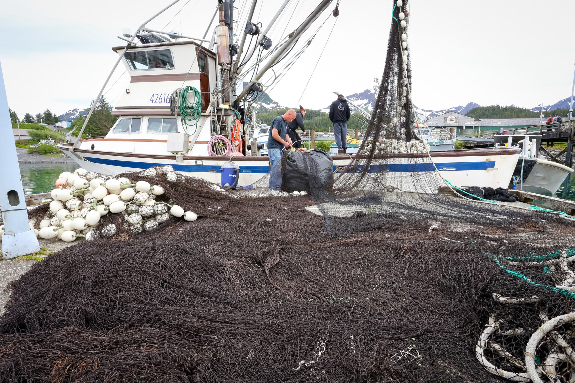 Die Crew des Fischers John Renner bereitet die Netze für die nächste Lachssaison vor