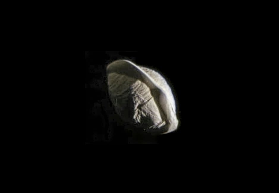 Pan im Anflug (Aufnahme der Raumsonde Cassini)