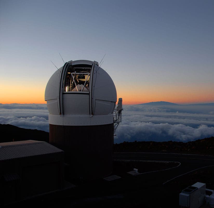 Das Pan-STARRS1 Observatorium kurz vor Sonnenaufgang auf dem Haleakala, Maui.