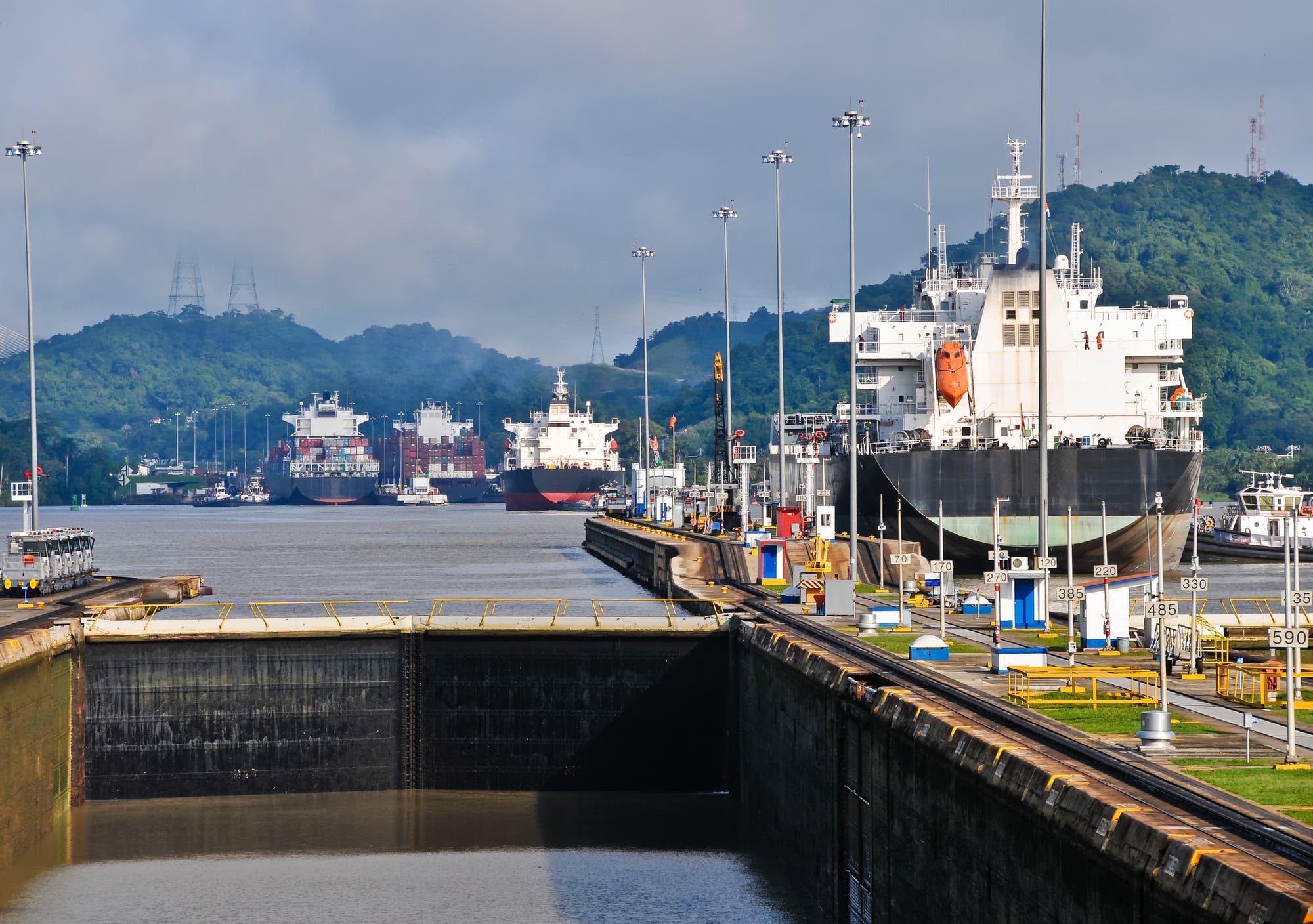 Containerriesen schieben sich durch den Panamakanal