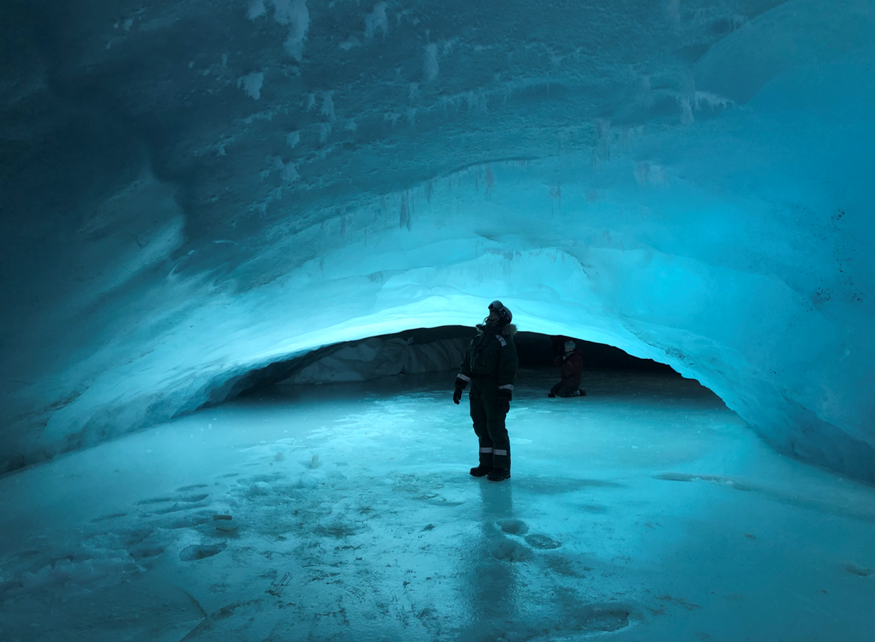 Foto einer tiefblauen Eishöhle auf Spitzbergen.