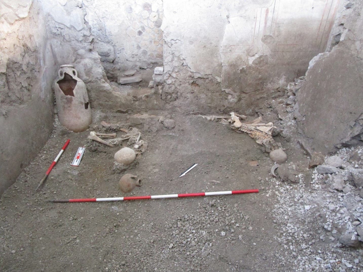 Zwei Skelette von Männern liegen in einem Haus in Pompeji. Die Männer waren beim Ausbruch des Vesuvs im Jahr 79 umgekommen.