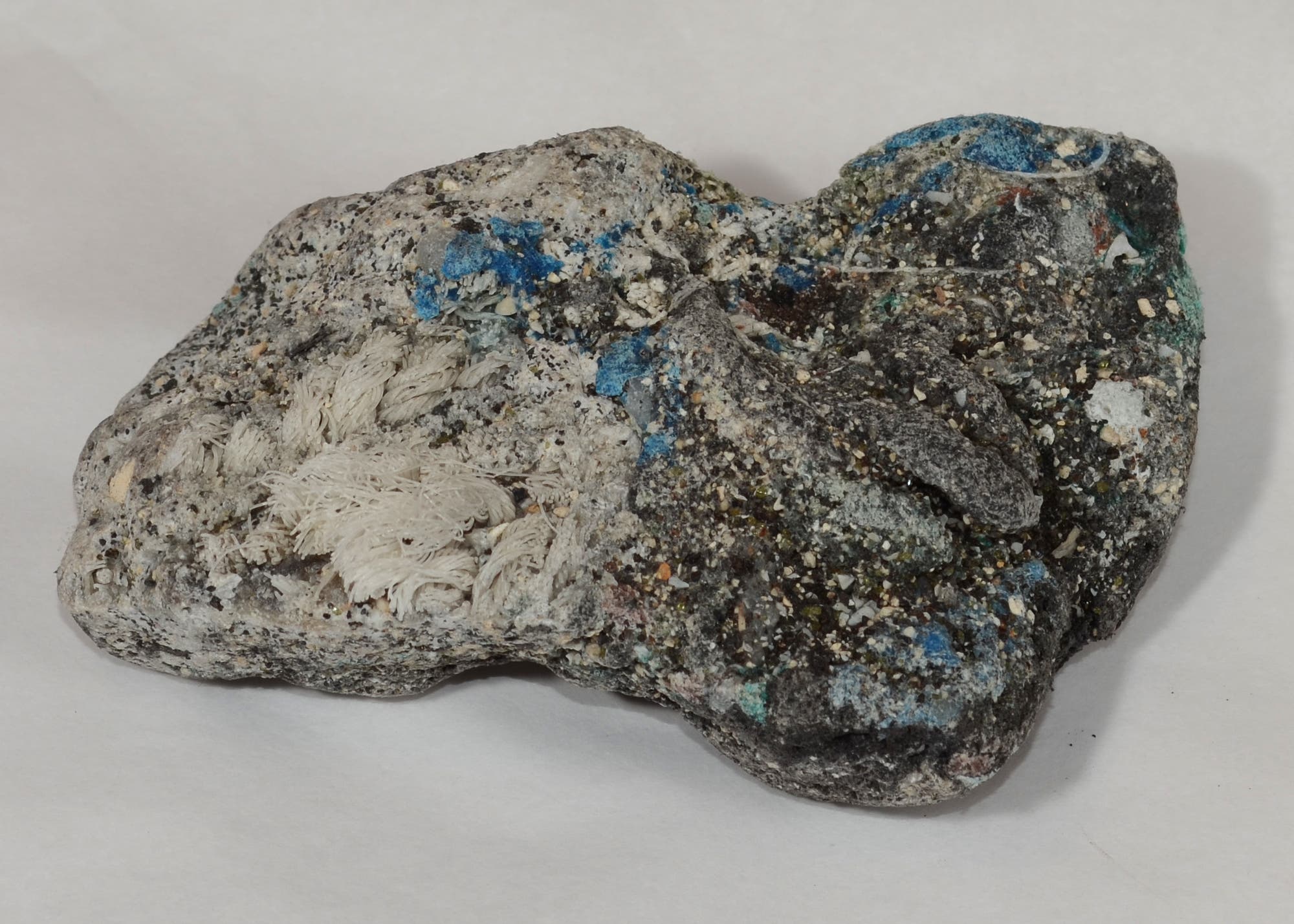 Ein Zeuge unserer Zeit? Plastiglomerat nennen Geowissenschaftler ein neuartiges Gestein, das sich zumindest an den Küsten Hawaiis bildet.