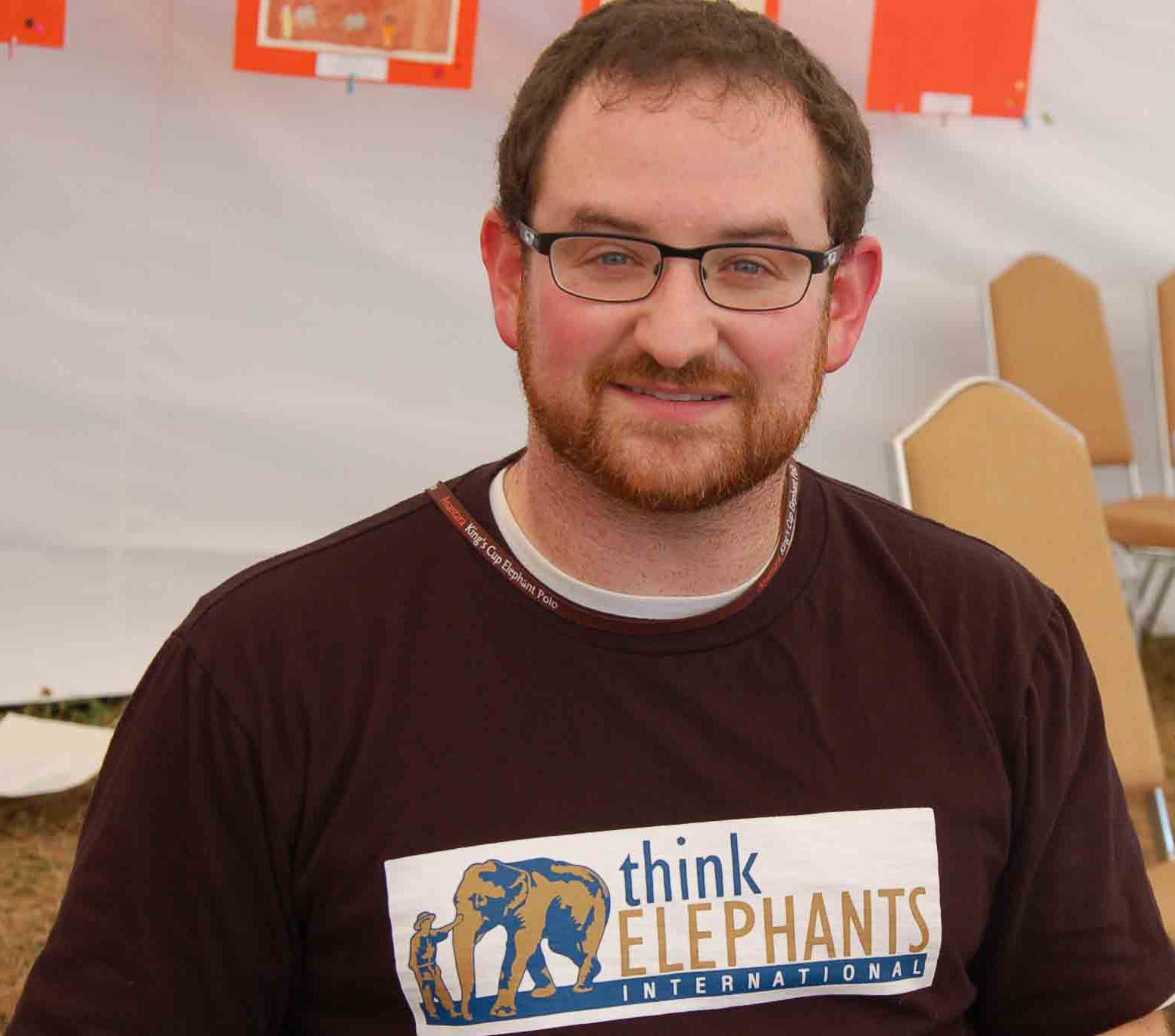 Joshua Plotnik mit rotem Vollbart und Elefanten-T-Shirt