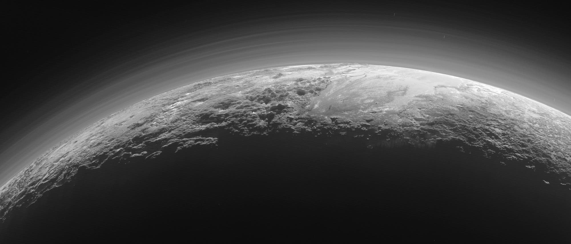 Ein atemberaubendes Bild der Pluto-Sichel