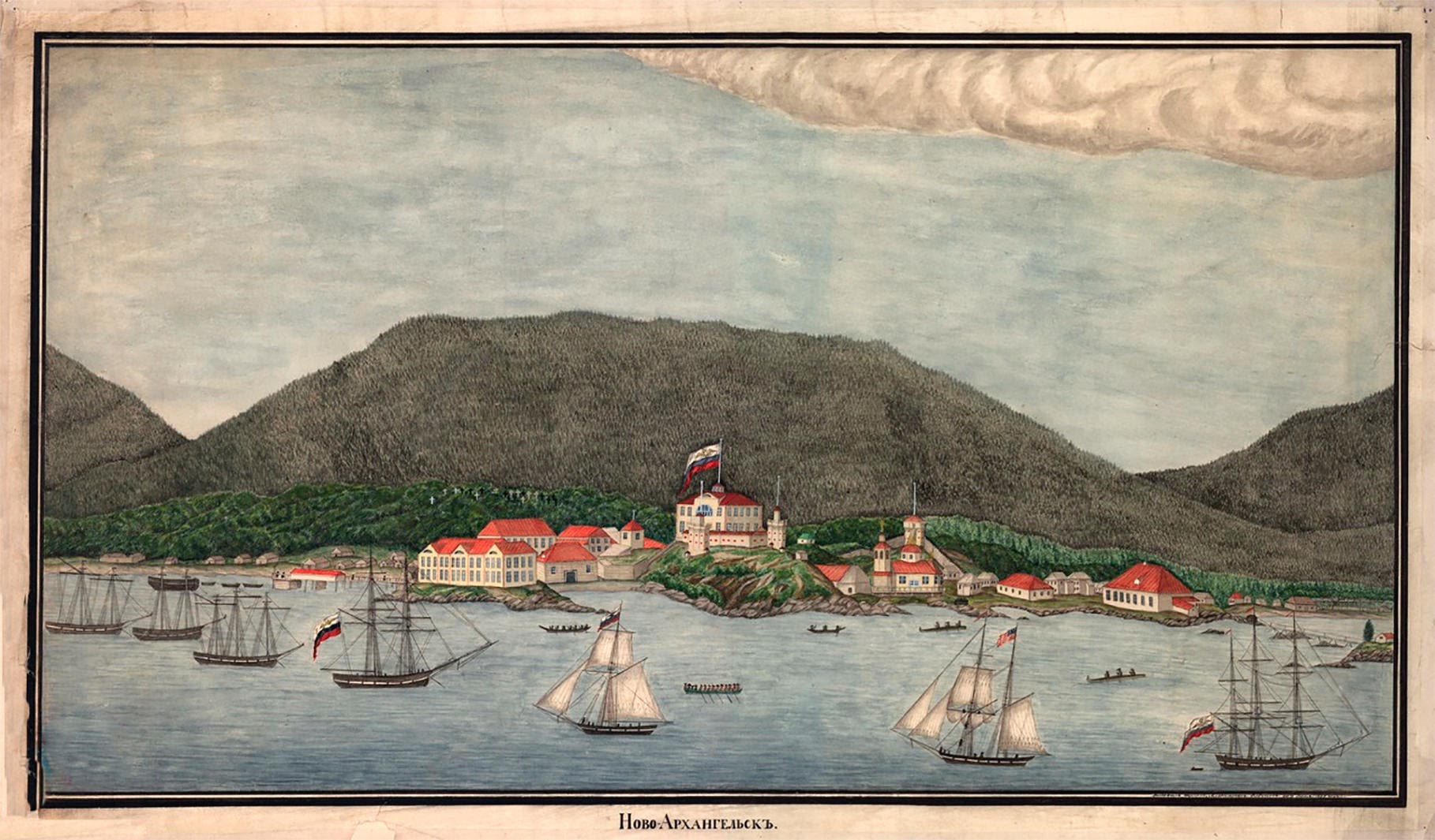 Historische Illustration von Novo-Arkhangelsk, heute Sitka, Alaska, zeigt eine Küstenansicht mit mehreren Segelschiffen im Vordergrund. Die Stadt ist mit roten Dächern und einer russischen Flagge auf einem zentralen Gebäude dargestellt. Im Hintergrund sind bewaldete Berge zu sehen. Der Himmel ist bewölkt. Unten im Bild steht der Text "Ново-Архангельскъ".