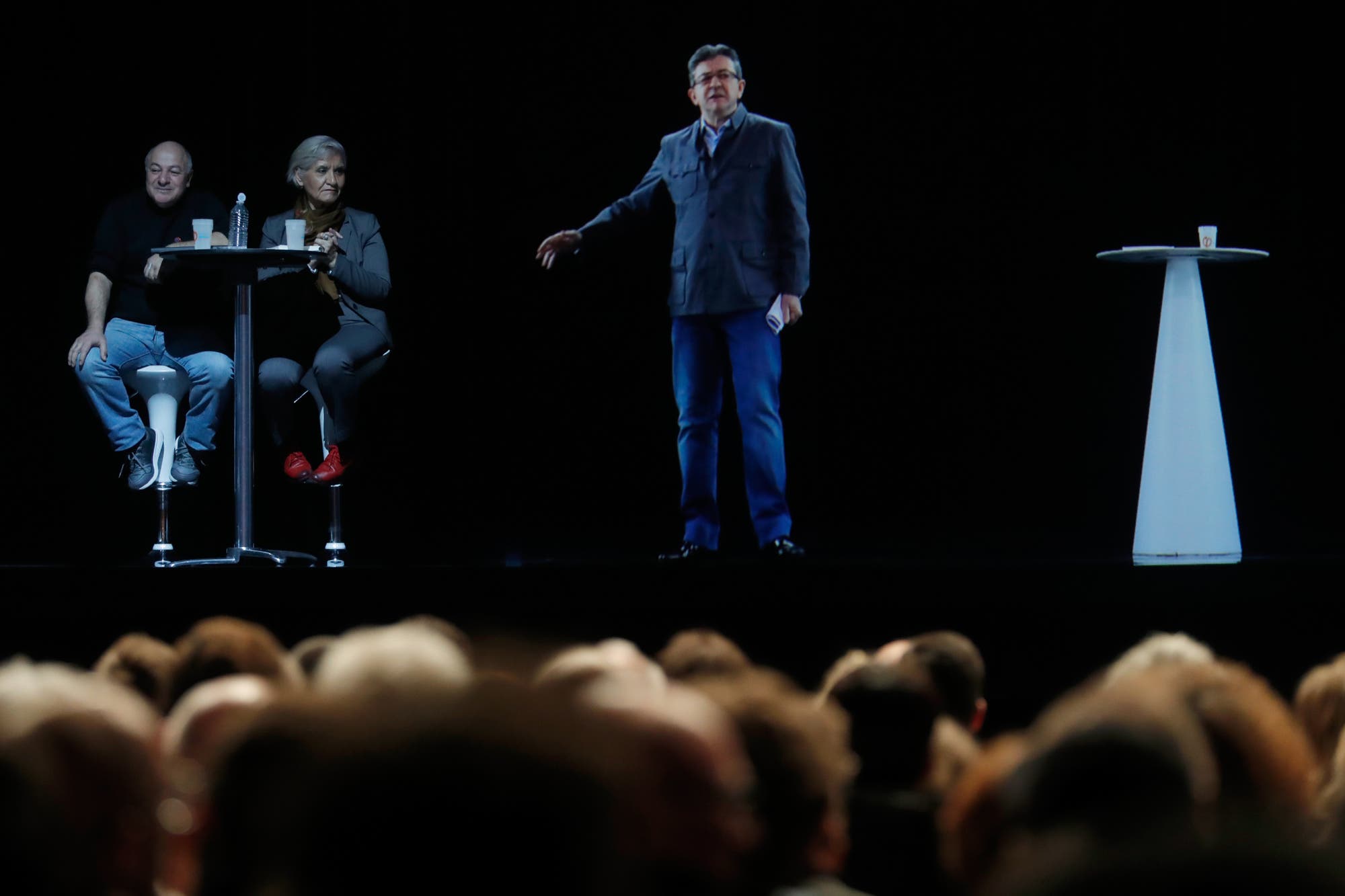 Jean-Luc Mélenchon spricht live in Lyon – und gleichzeitig in Paris als Hologramm.