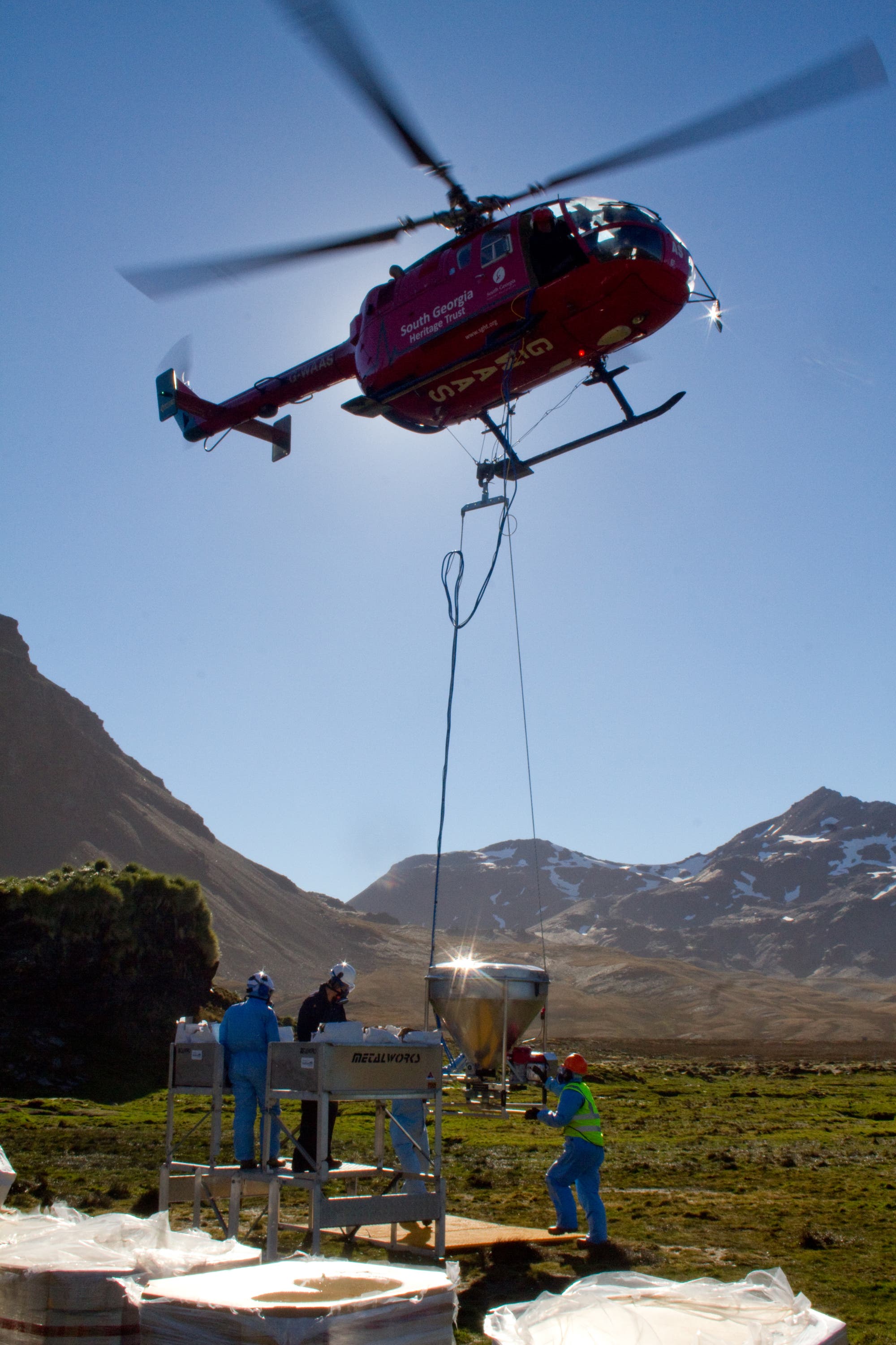 Mit Hubschraubern verteilten die Mitarbeiter von Team Rat das Nagergift auf der Insel.