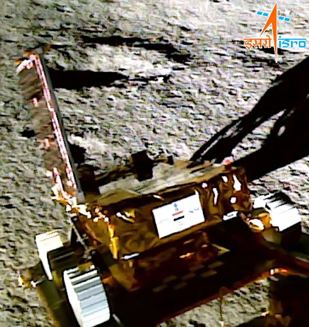 Aufnahme des Mondrovers Pragyan, der über eine Rampe auf die Mondoberfläche rollt.