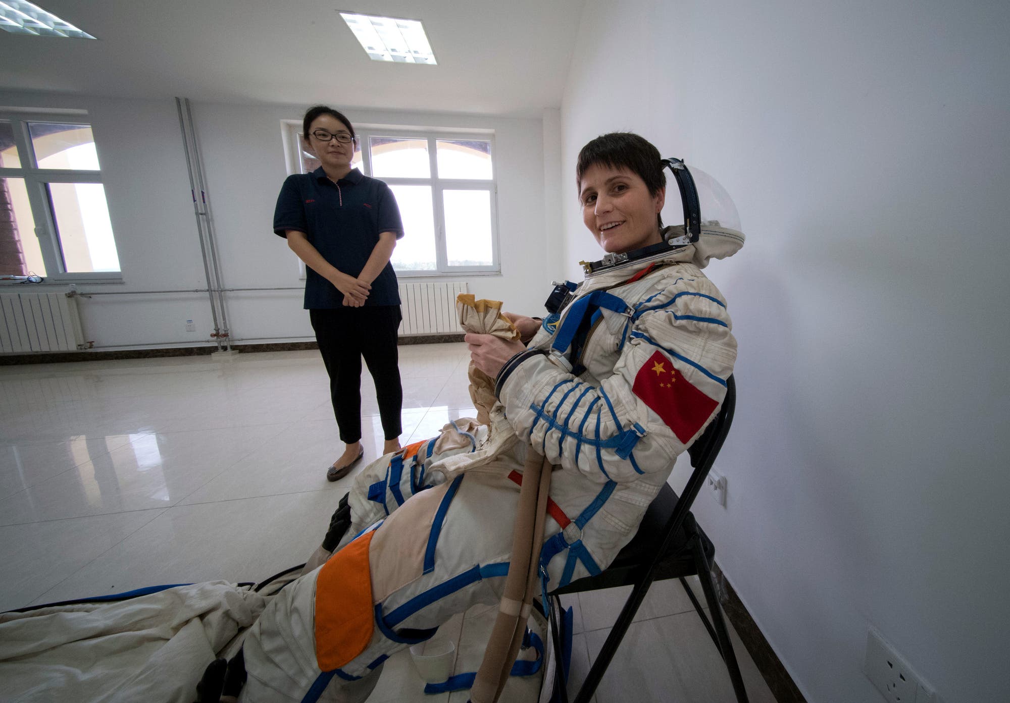 ESA-Astronautin Samantha Cristoforetti in einem chinesischen Druckanzug
