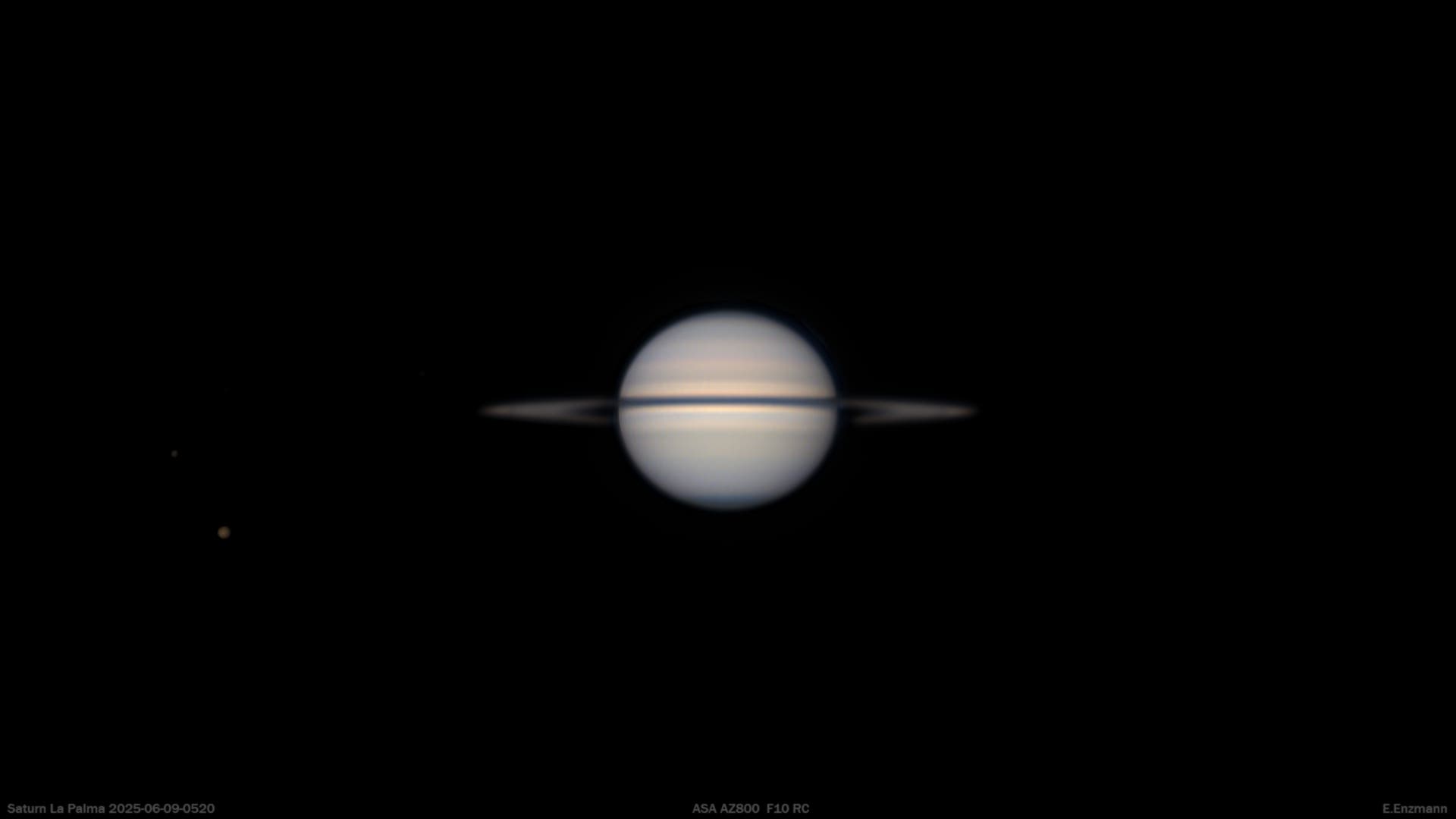 Die astronomische Aufnahme zeigt den Gasplaneten Saturn mit seinem markanten Ring. Links unten im Bild befindet sich der größte Saturnmond Titan.