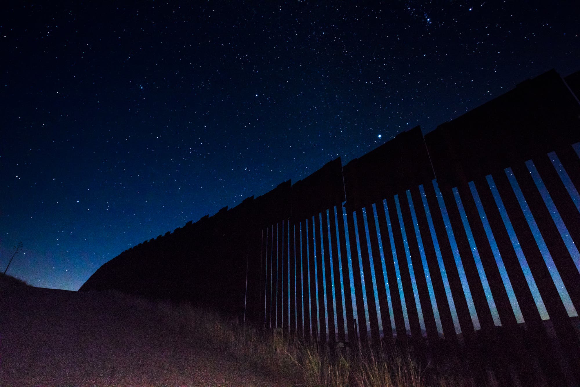 Ein massiver Grenzzaun erstreckt sich schon in Teilen Arizonas zwischen Mexiko und den USA