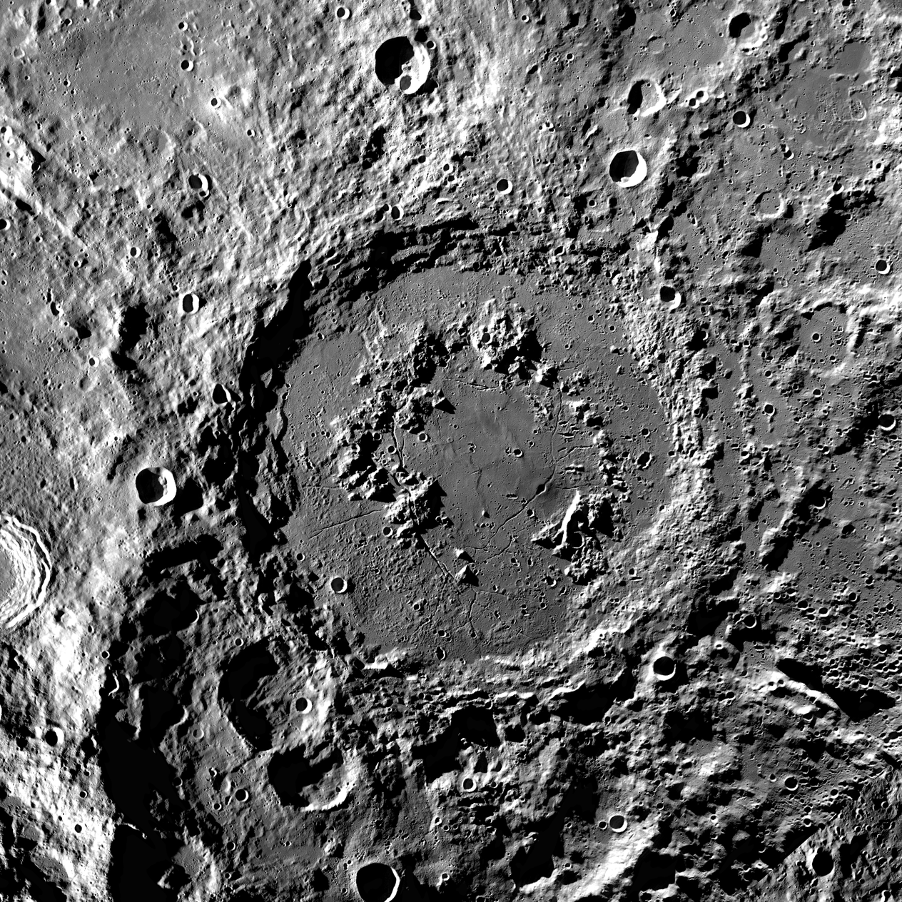 Aufnahme des Einschlagbeckens Schrödinger auf der Mondrückseite von Lunar Reconnaissance Orbiter