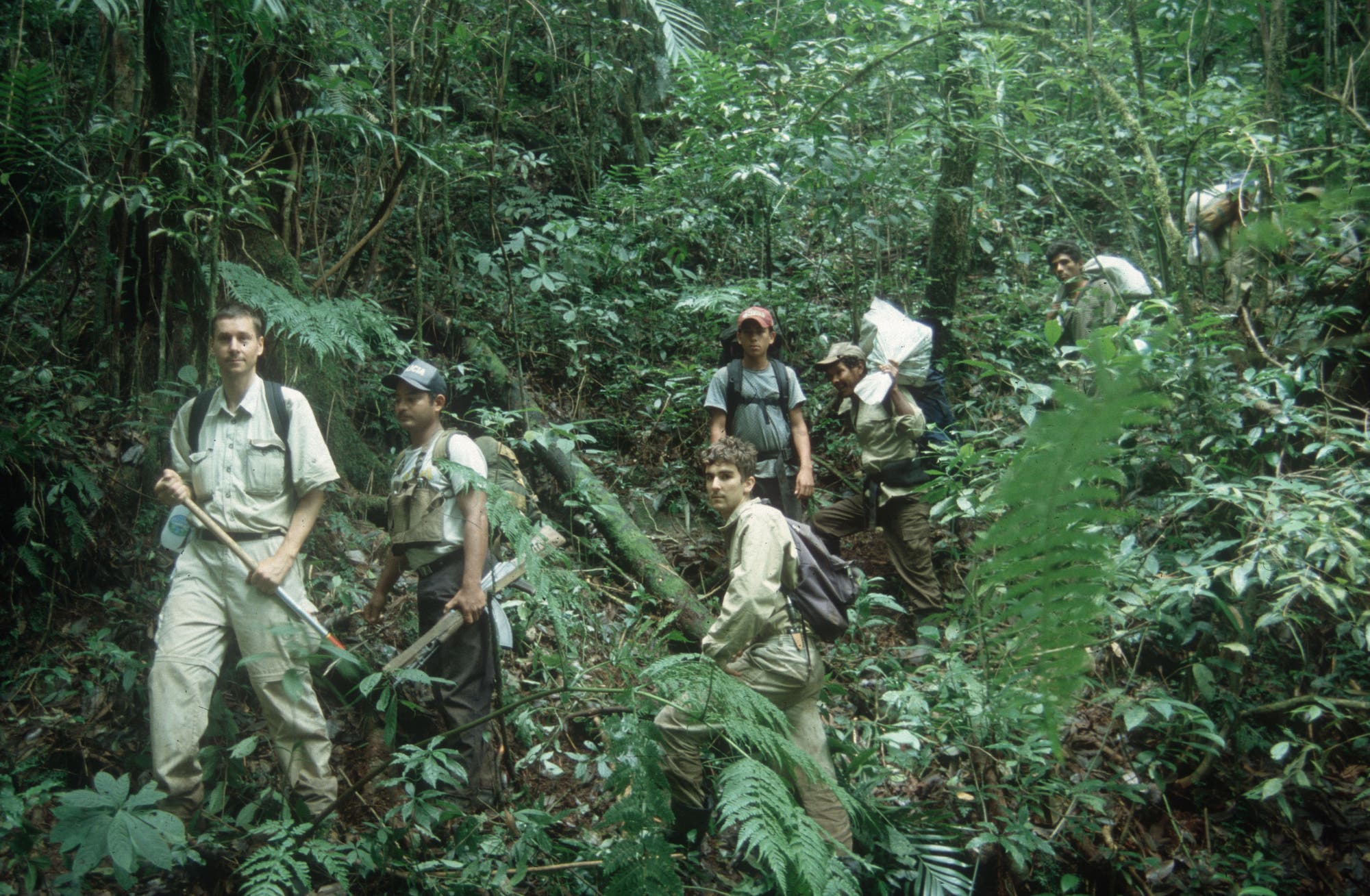  Im August 2002 war Gunther Köhler (links) mit seinem damaligen Studenten Ardiel Zebenzui (Dritter von links) auf einer zweiwöchigen Expedition im Bergregenwald des Cerro El Toro unterwegs.