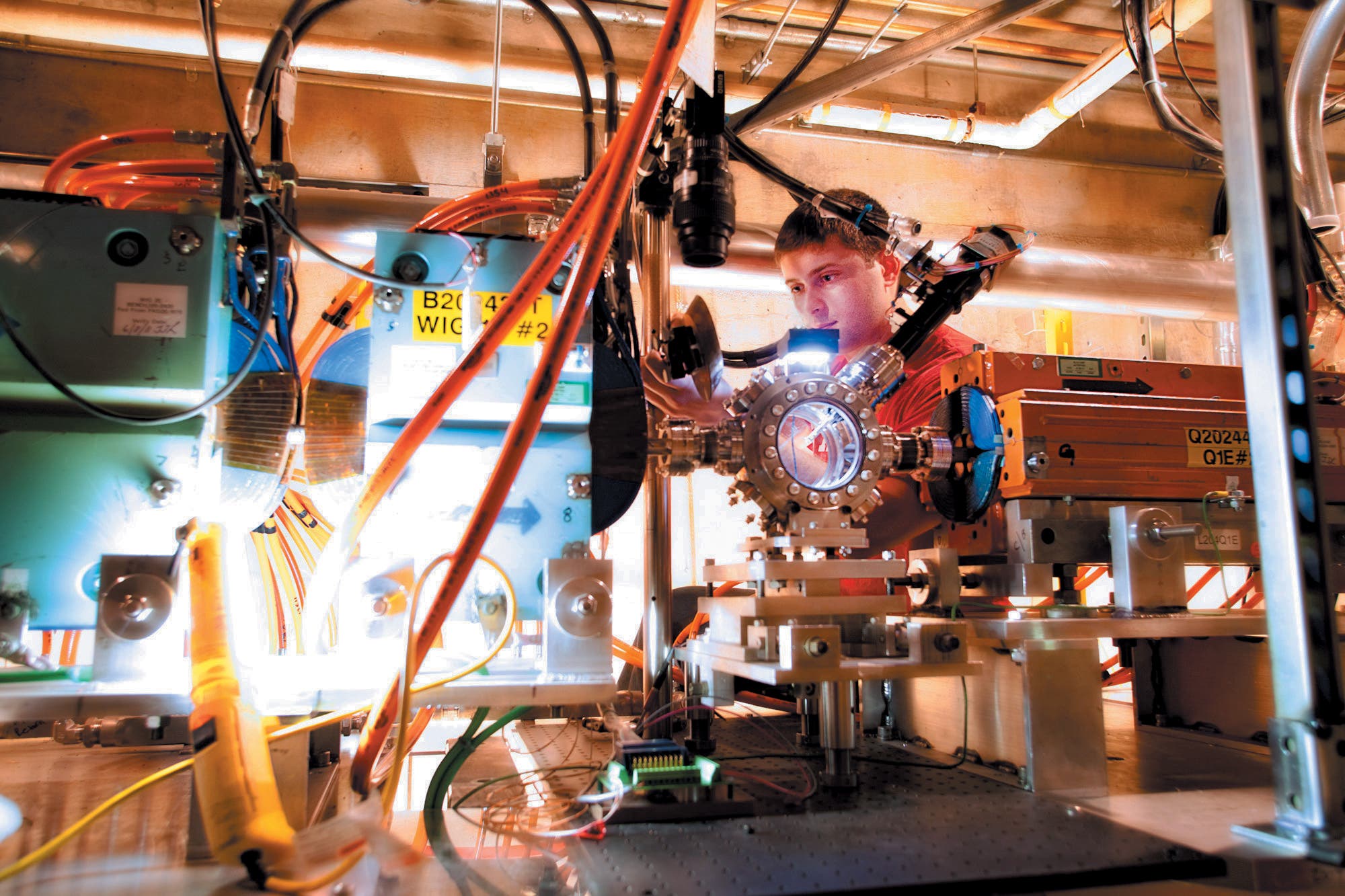 Ein Wissenschaftler arbeitet mit einem Kielfeldbeschleuniger des kalifornischen SLAC National Accelerator Laboratory.