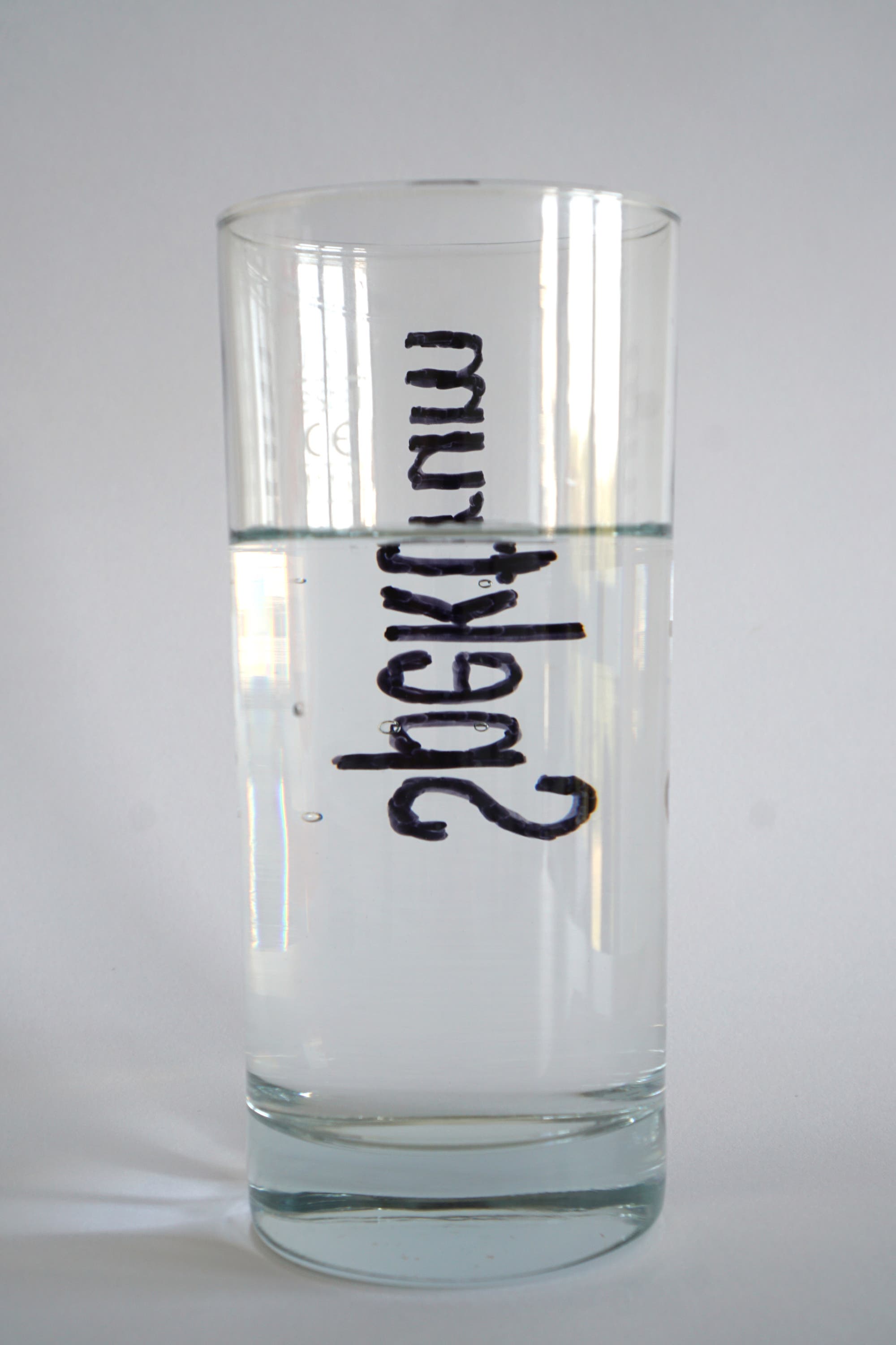 Glas Wasser mit Spektrum-Schriftzug