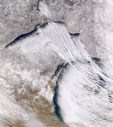 Wolkenbänder über zwei großen Seen, Satellitenbild