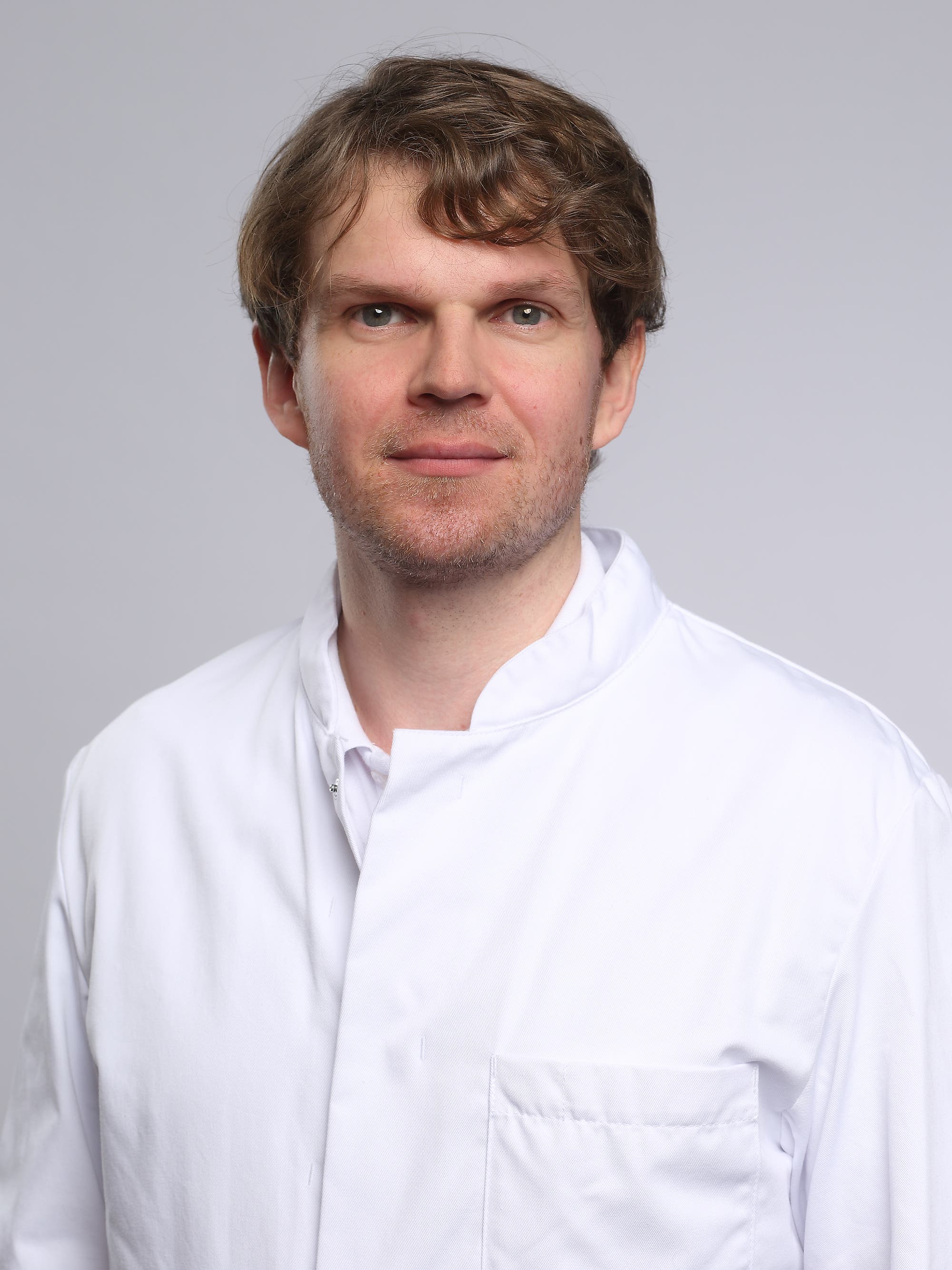 Sebastian Dietrich ist Facharzt für Plastische und Ästhetische Chirurgie und als Oberarzt an der Ev. Elisabeth Klinik in Berlin tätig.