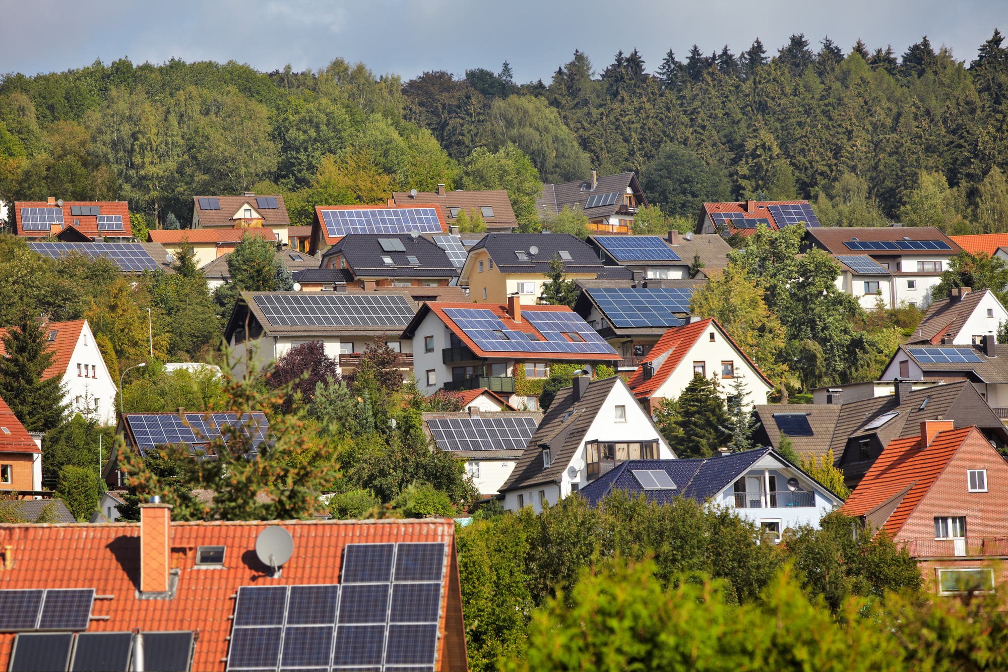Häuser mit Solarpaneelen auf den Dächern