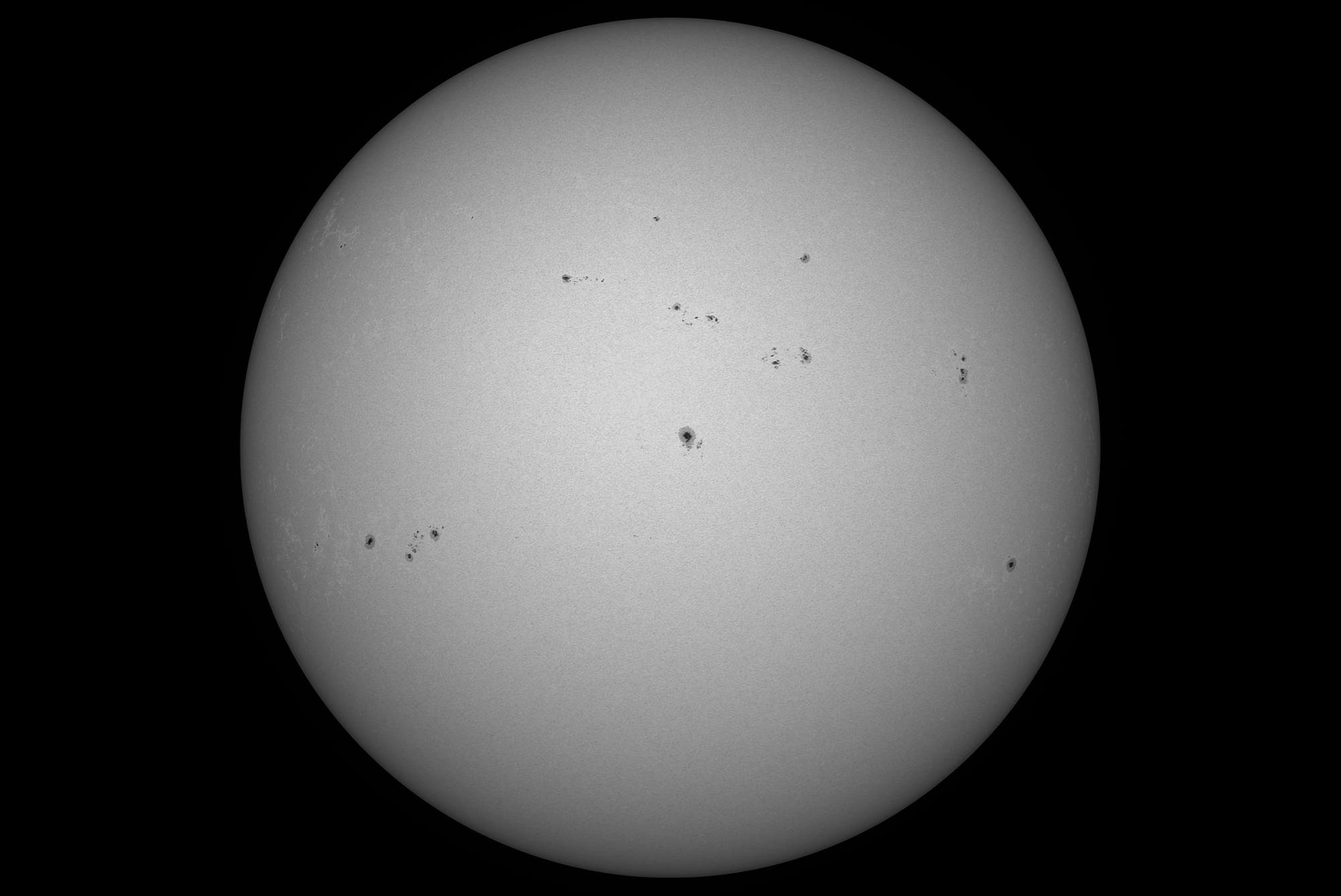 Imagen del sol con numerosos grupos de lugares el 16 de marzo de 2025