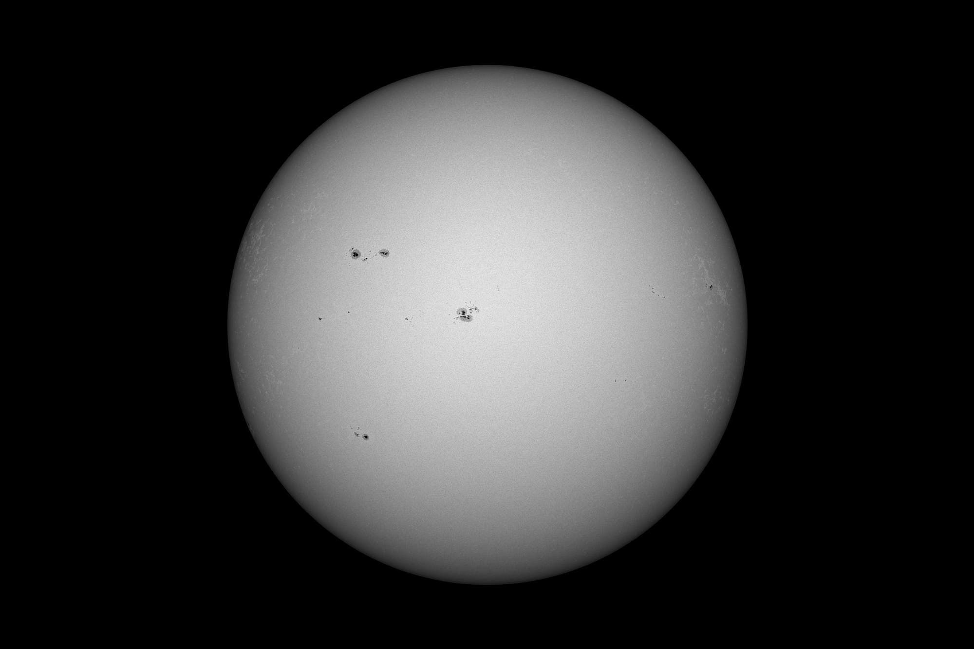 Un óvalo claro y blanco en el medio de la imagen, rodeado por un fondo oscuro. La imagen recuerda un eclipse solar o una luna luminosa completa por la noche. No hay más detalles ni elementos de texto en la foto.