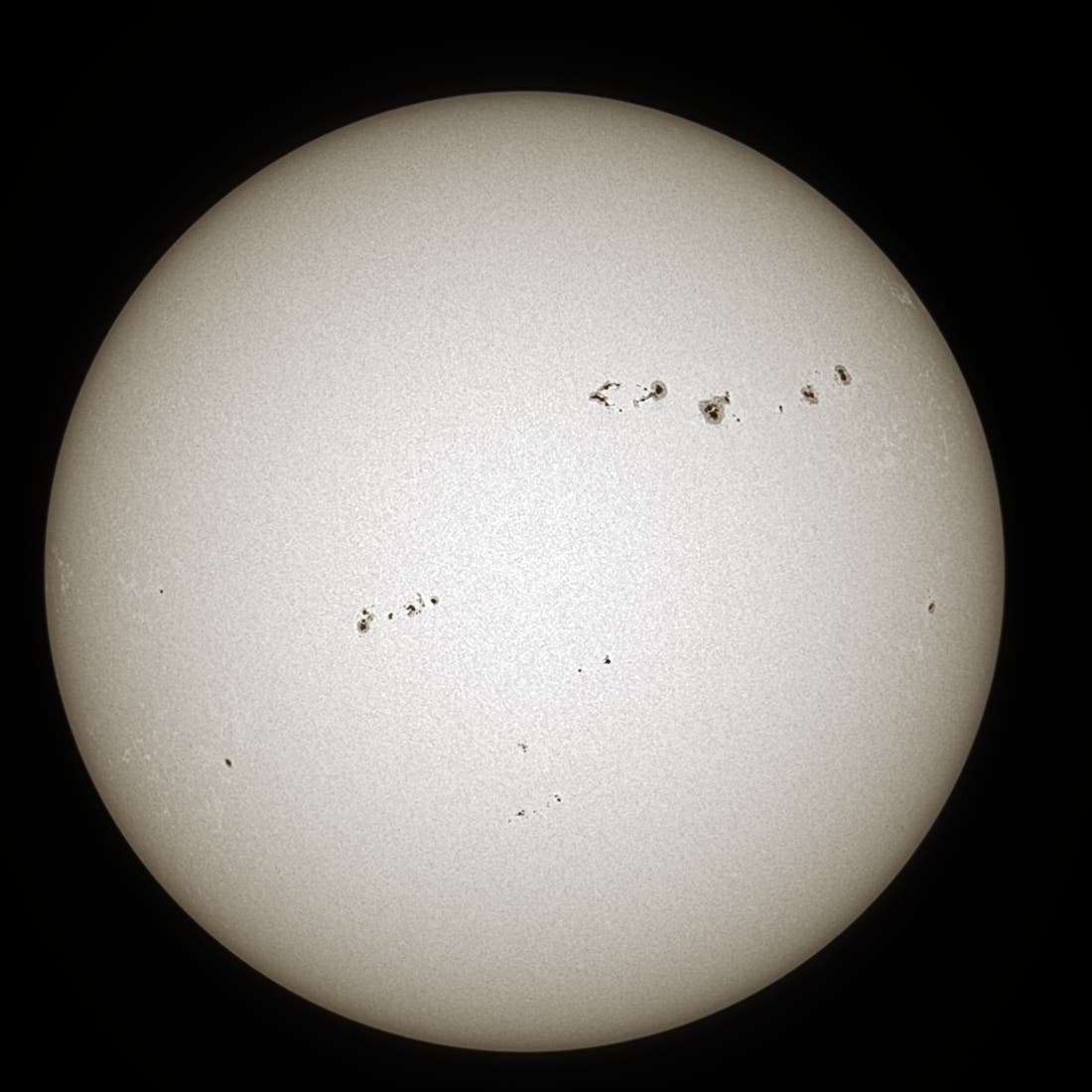 Una absorción detallada del sol, que muestra varias manchas del sol oscuro en su superficie. Estas manchas solares se distribuyen de manera irregular y varían en tamaño. El fondo es negro, lo que fortalece el contraste con la superficie del sol brillante. La imagen ilustra la actividad en la superficie del sol y sirve investigación astronómica. Palabras clave: sol, protector solar, astronomía, actividad solar.
