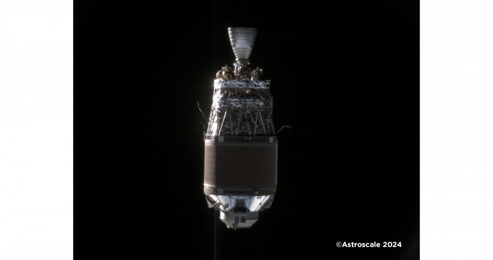 Eine Raketenstufe schwebt im Weltraum vor einem schwarzen Hintergrund. Die Struktur ist mit metallischen Elementen und einem Triebwerk an der Spitze versehen.