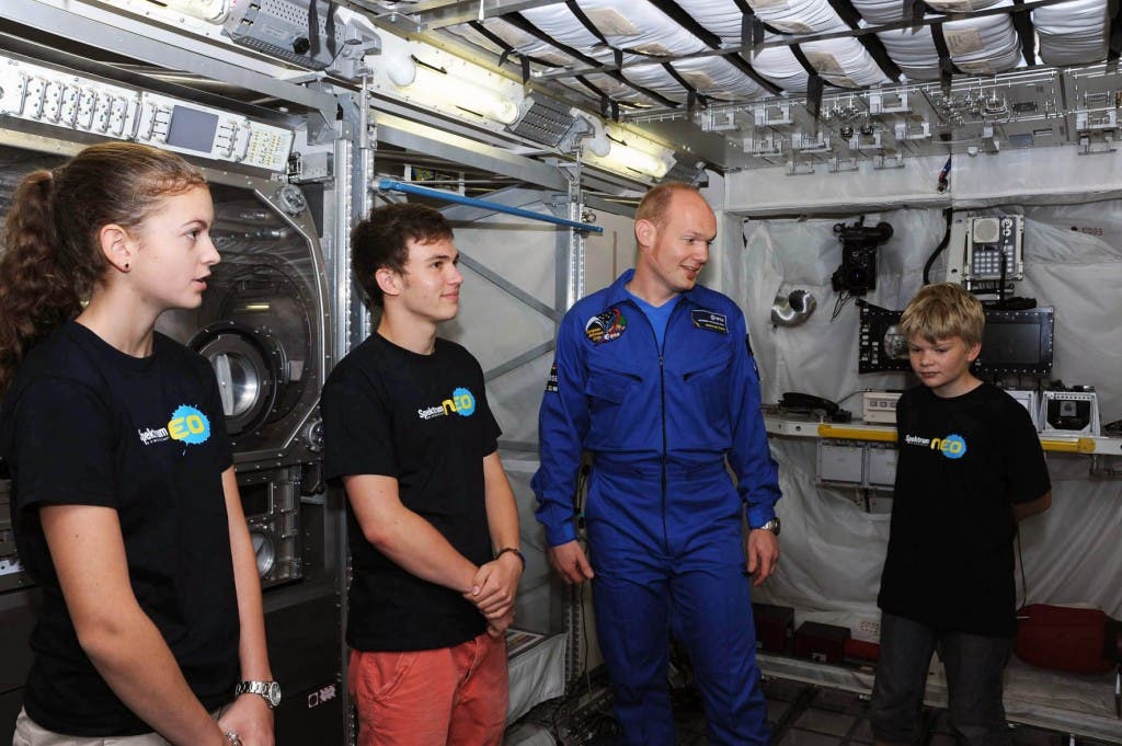 Die neo-Reporter Ferdinand (10), Louisa (12) und Lukas (15) befragen den deutschen Astronauten Alexander Gerst 