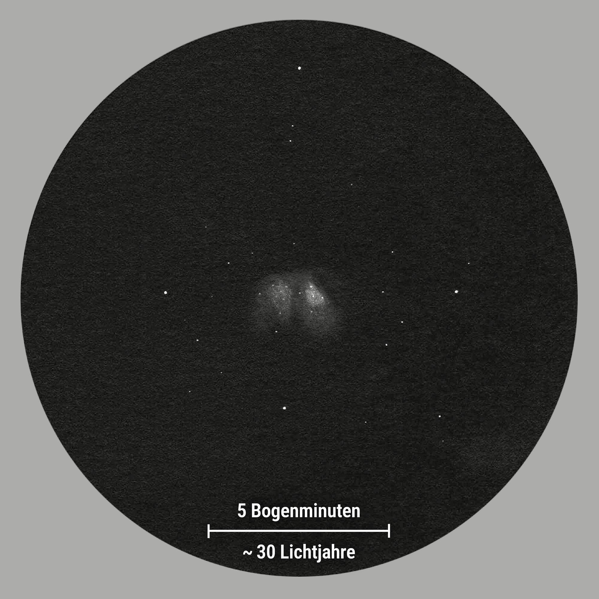 Zeichnung des Kugelsternhaufens Messier 107, wie er einem Beobachter am Teleskop erscheint. Man erkennt ein paar einzelne Sterne, sein leuchtende Zentralbereich wirkt neblig. In der Mitte sieht man ein dunkles, scheinbar sternloses Band.