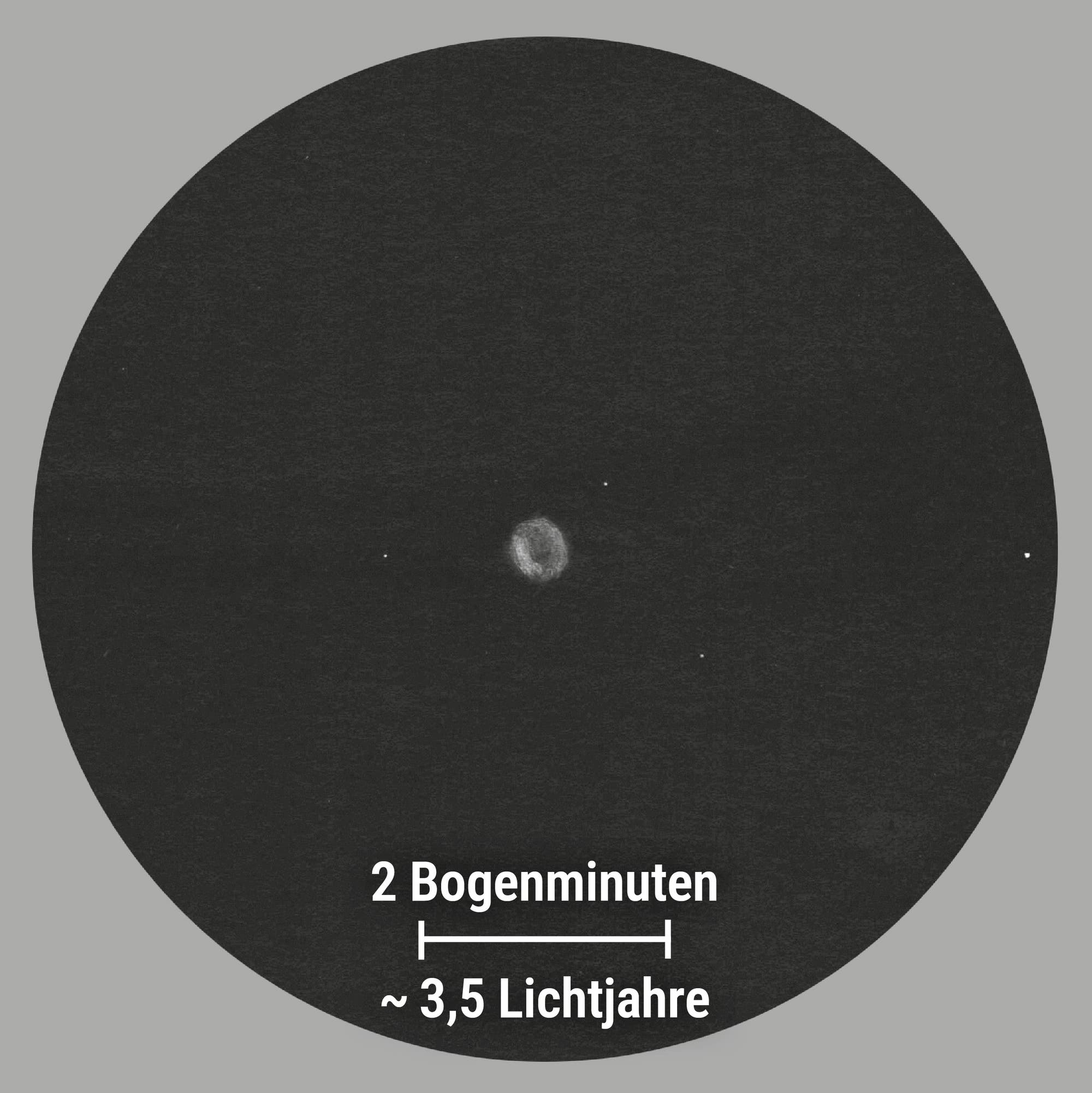 Der Planetarische Nebel NGC 6818 erscheint als beinahe kreisrunder Fleck in der Mitte der Zeichnung. Er ist von einigen Sternen umgeben, die sich als helle Punkte zeigen.
