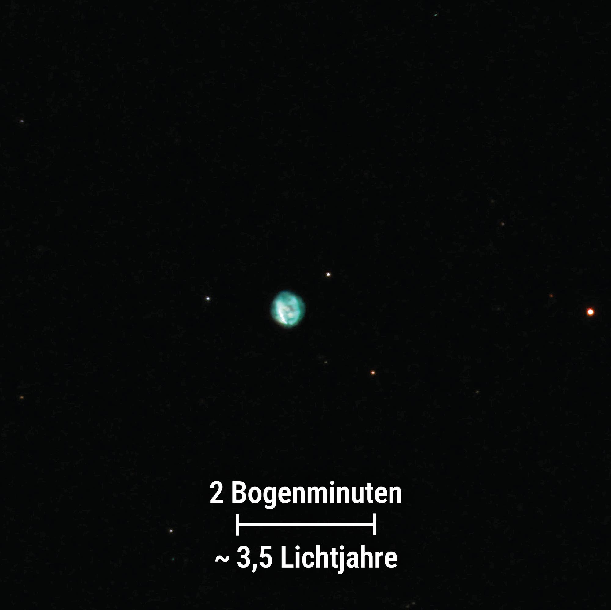 Der grünlich leuchtende Planetarische Nebel NGC 6818 erscheint fast rund im Zentrum des Fotos. Einige Sterne sind als helle Punkte erkennbar.