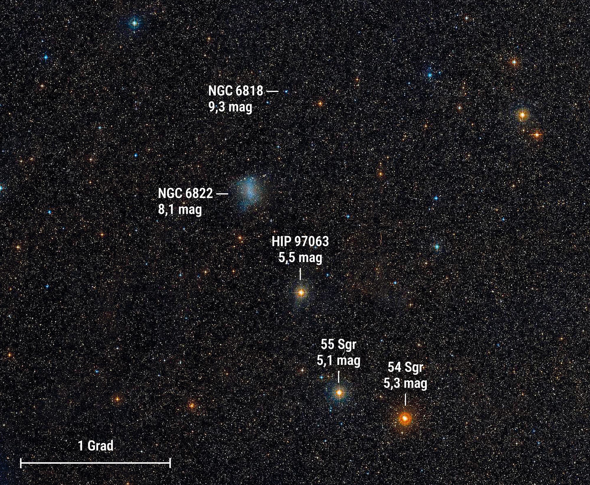 Sternenreicher Nachthimmel im Sternbild Schütze. Die Position des Planetarischen Nebels NGC 6818 ist ebenso markiert wie einige Sterne und eine Galaxie.