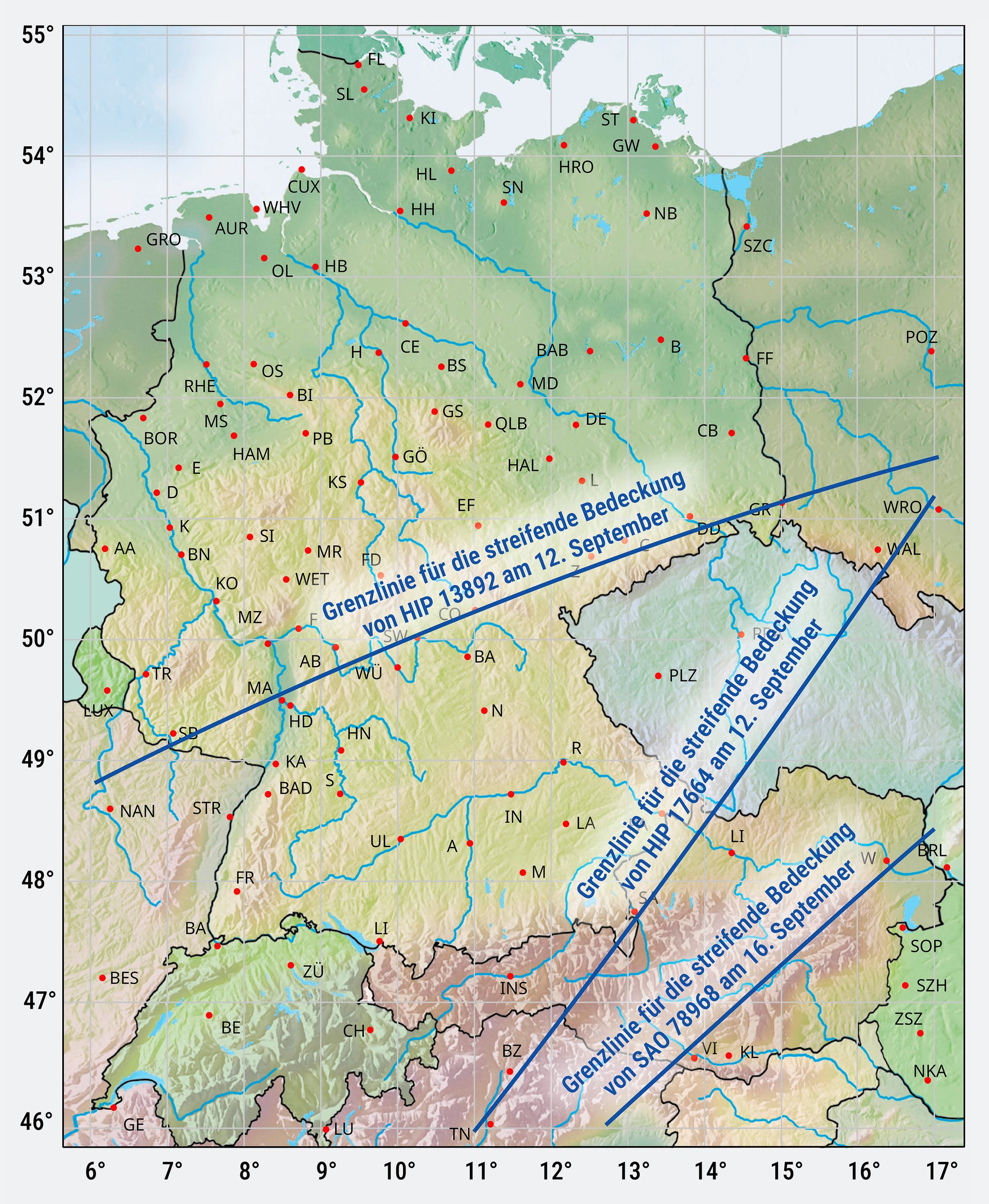 Eine geografische Karte von Deutschland und angrenzenden Regionen, die mit einem Raster von Längen- und Breitengraden überlagert ist. Die Karte zeigt zahlreiche rote Punkte, die verschiedene Städte oder Orte darstellen, gekennzeichnet durch ein- bis dreibuchstabige Abkürzungen. Einige der markierten Städte sind Hamburg (HH), München (M) und Berlin (B). Die Karte enthält auch dicke blaue Linien, entlang derer eine Bedeckung durch den Mond als "gestreiftes Ereignis" eintritt, das heißt knapp am Rand des Erdtrabanten. Außerdem ist die Karte von einem Rahmen umgeben und enthält am unteren Rand den Text "IOTA/ES".