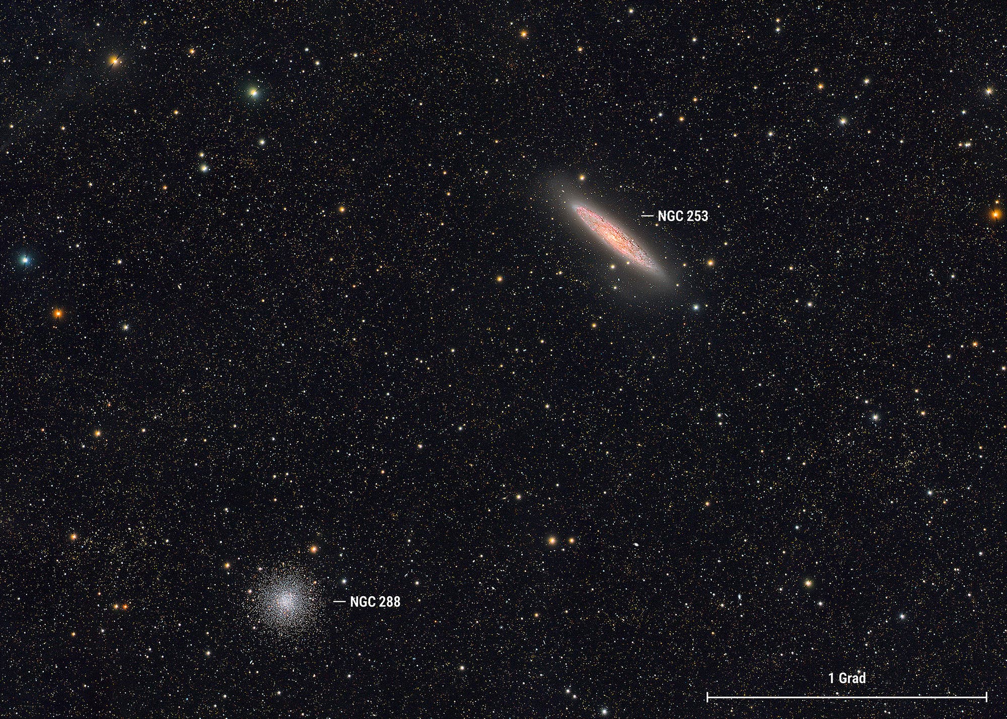 La imagen muestra una escena astronómica con multitud de estrellas esparcidas al fondo. En la zona superior derecha se puede ver una galaxia alargada y brillante rodeada por un halo de luz. En la zona inferior izquierda hay un cúmulo estelar esférico que destaca por su densa colección de estrellas. El contraste entre los objetos brillantes y el fondo oscuro del espacio resalta los detalles de la galaxia y el cúmulo de estrellas.