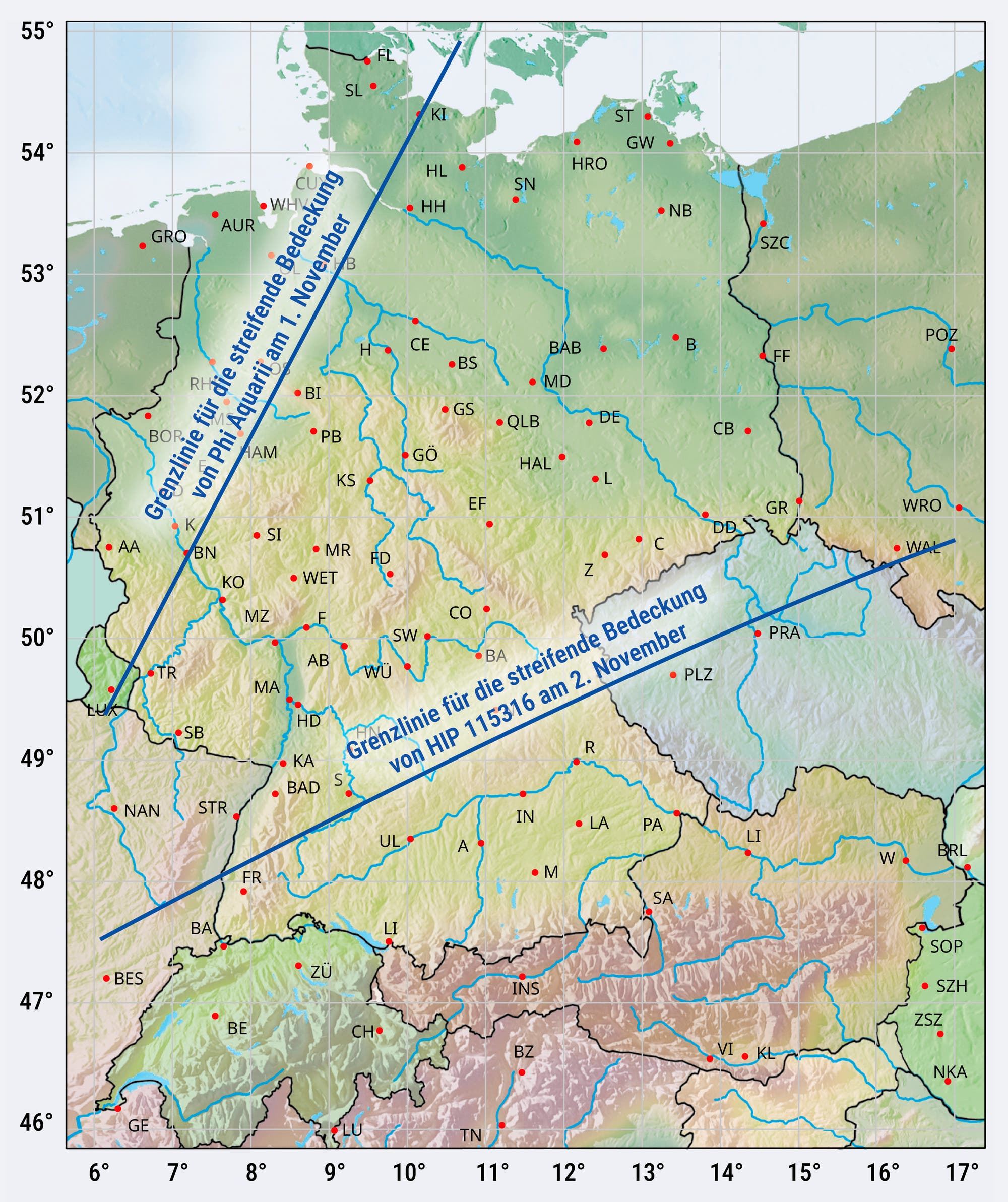Un mapa geográfico de Alemania y las regiones circundantes superpuesto en una cuadrícula de líneas de longitud y latitud. El mapa muestra numerosos puntos rojos que representan diferentes ciudades o ubicaciones, marcados con abreviaturas de una a tres letras. Algunas de las ciudades destacadas son Hamburgo (HH), Munich (M) y Berlín (B). El mapa también contiene gruesas líneas azules a lo largo de las cuales se produce la ocultación de la Luna, es decir, la estrella está cubierta justo en el borde del satélite terrestre. La tarjeta también está rodeada por un marco negro y contiene texto en la parte inferior. "IOTA/ES".