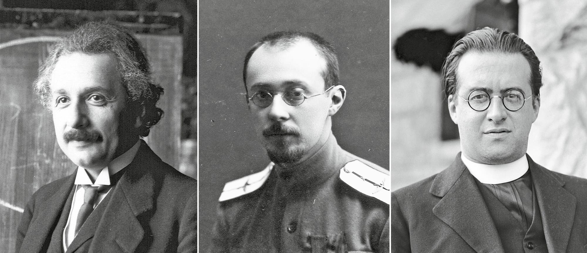 Die Montage zeigt Schwarz-Weiß-Aufnahmen von drei wichtigen Wissenschaftlern der Kosmologie des beginnenden 20. Jahrhunderts. Von links nach rechts: Albert Einstein im Anzug vor einer Tafel stehend, Alexander Friedmann in Uniform und Georges Lemaître im Priestergewand vor einem Gebäude stehend.