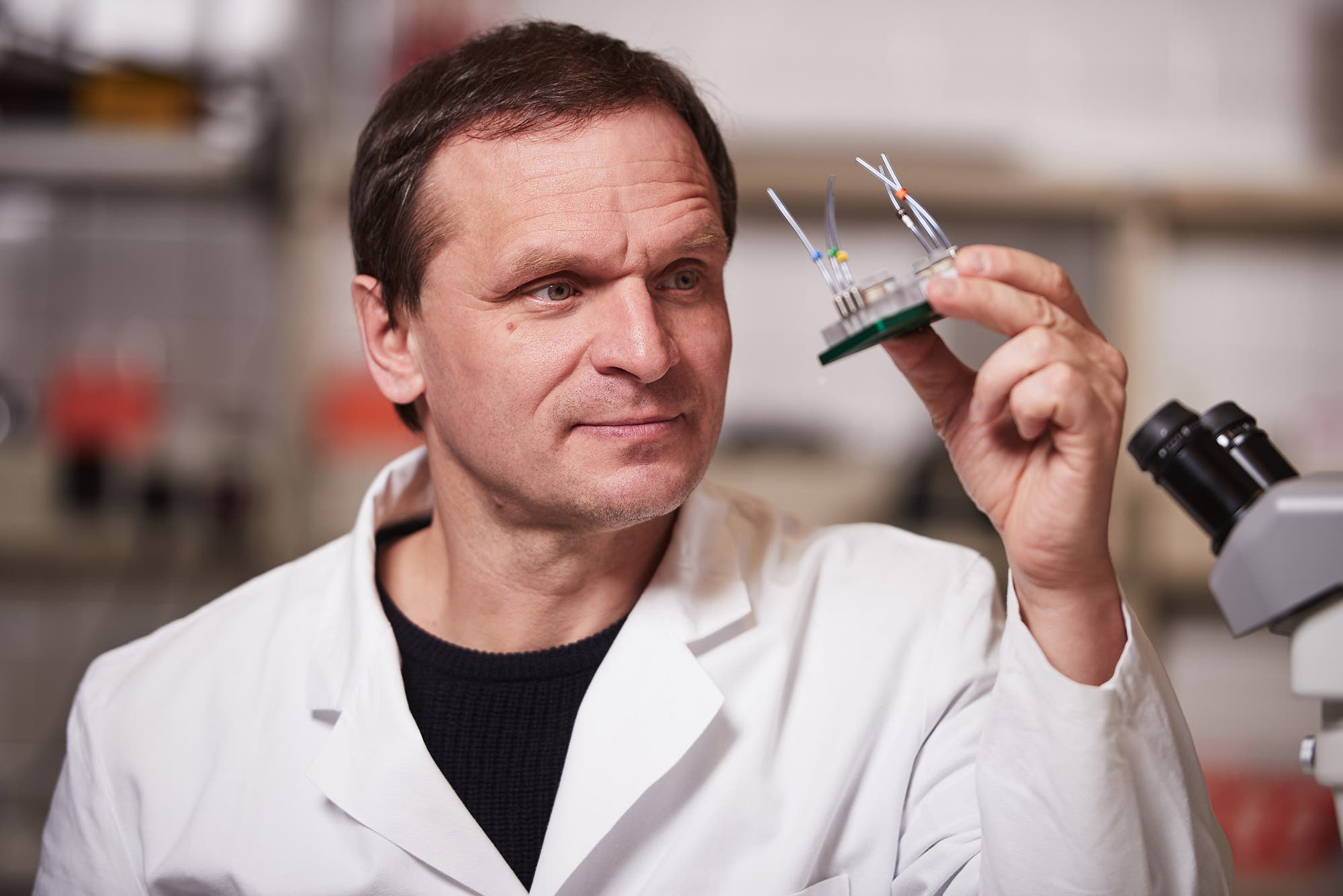 TU-Wissenschaftler Dr. Uwe Marx mit Multi-Organ-Chip