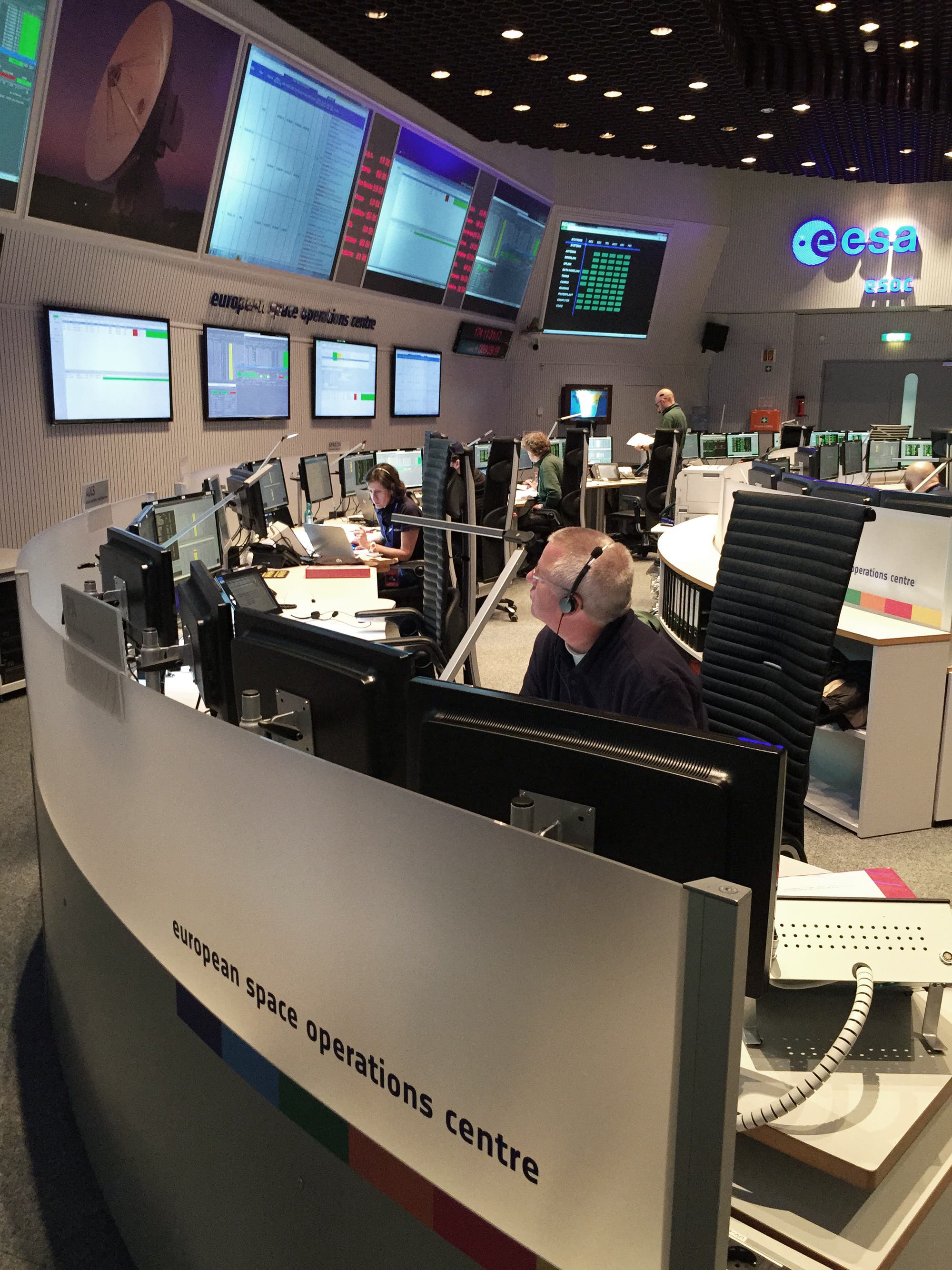 Das Hauptkontrollzentrum der ESA befindet sich in Darmstadt – quasi ein Heimspiel für Wörner. Hier überwachen rund 800 Mitarbeiter die verschiedenen Projekte im All.