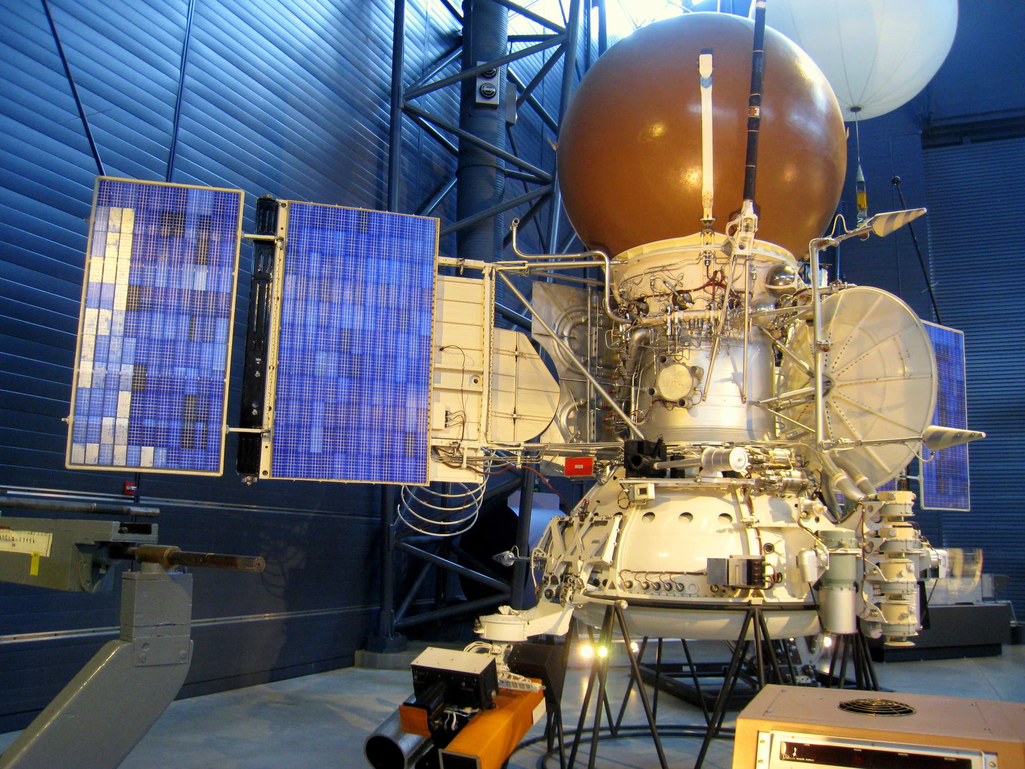 Detailliertes 1:1-Modell der Raumsonde VeGa-2