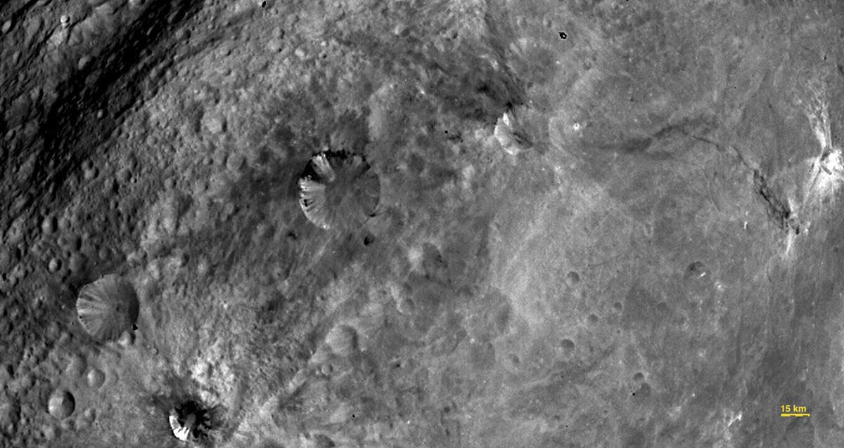 Krater mit schwarzen Streifen