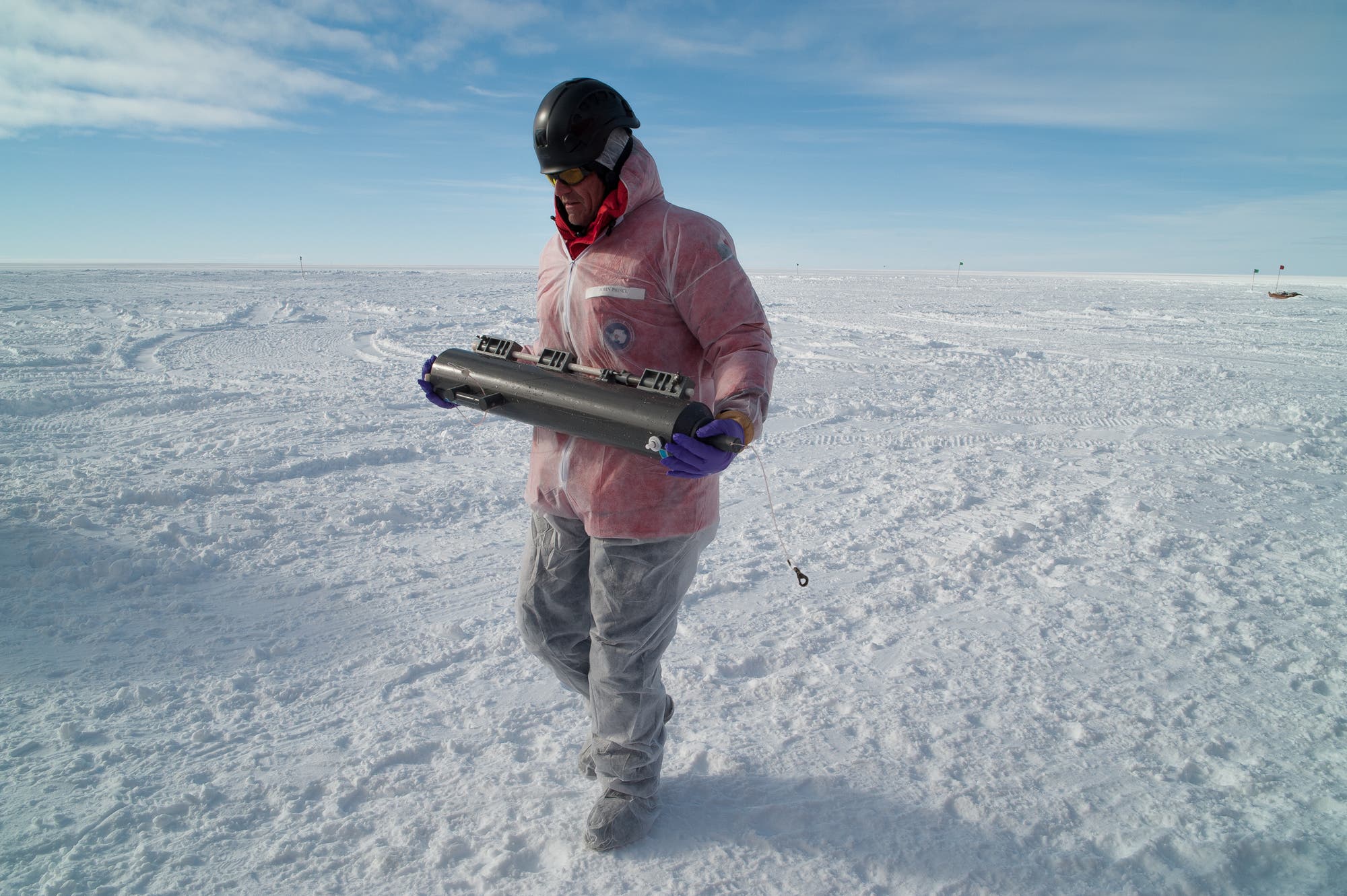 Südpol-Mikrobiologe mit Probenbehälter