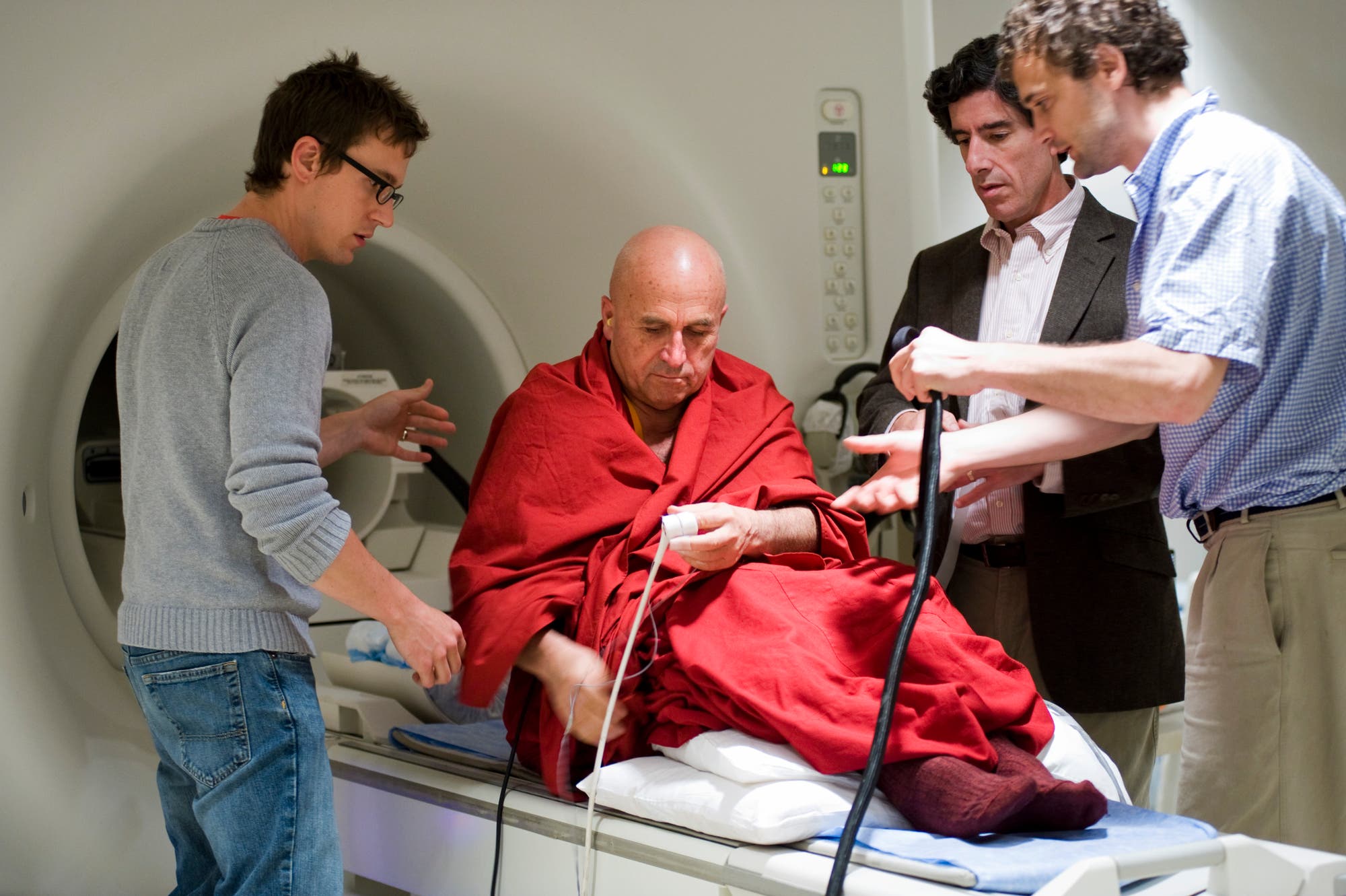 RIchard Davidson und seine Kollegen bereiten den Mönch Matthieu Ricard auf eine Untersuchung im Magnetresonanztomografen vor.