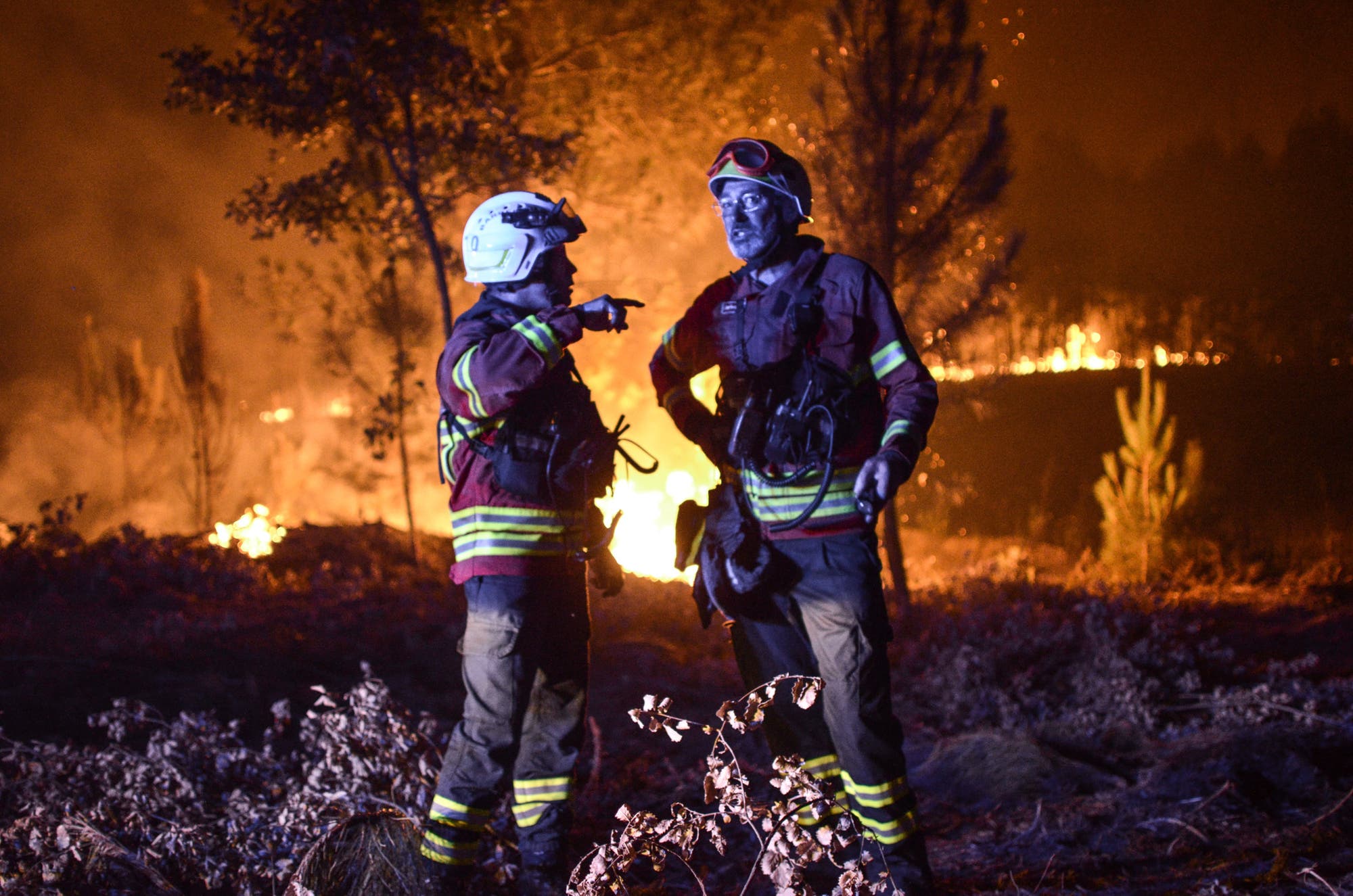 Erschöpfte Feuerwehrmänner in Portugal