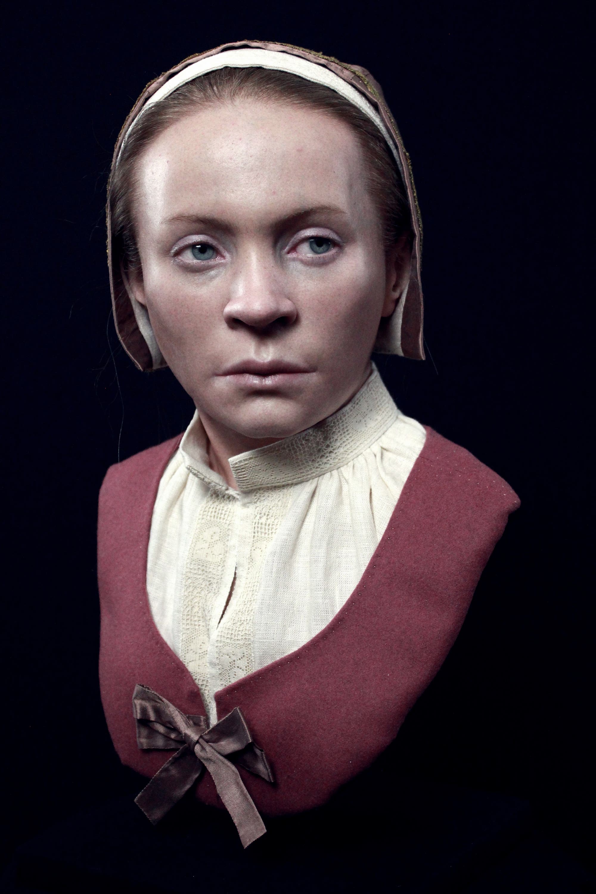 Eine 3-D-Darstellung eines historischen weiblichen Gesichts, das in einem traditionellen Kleidungsstil mit einem Kopftuch gezeigt wird. Der Hintergrund ist dunkel, wodurch die Details der Kleidung und Gesichtszüge hervorgehoben werden. Die Darstellung vermittelt einen Eindruck von Ernsthaftigkeit und Nachdenklichkeit. Eine 3-D-Darstellung eines historischen weiblichen Gesichts, das in einem traditionellen Kleidungsstil mit einem Kopftuch gezeigt wird. Der Hintergrund ist dunkel, wodurch die Details der Kleidung und Gesichtszüge hervorgehoben werden. Die Darstellung vermittelt einen Eindruck von Ernsthaftigkeit und Nachdenklichkeit.